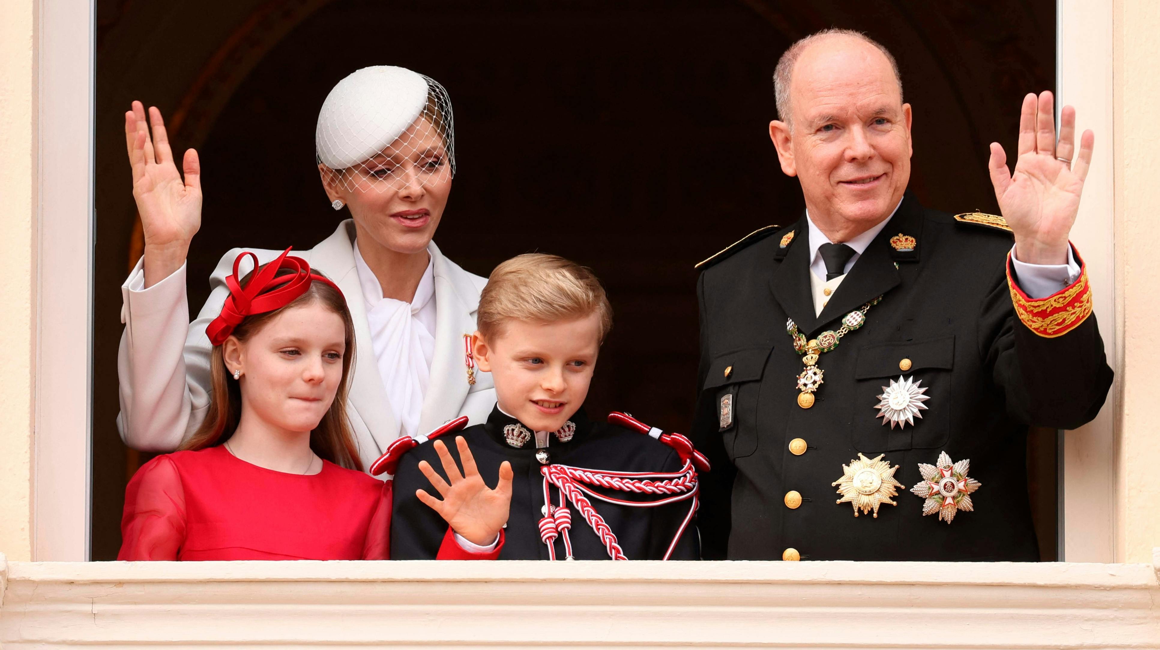 Fyrstinde Charlene og fyrst Albert med børnene, prinsesse Gabriella og kronprins Jacques.