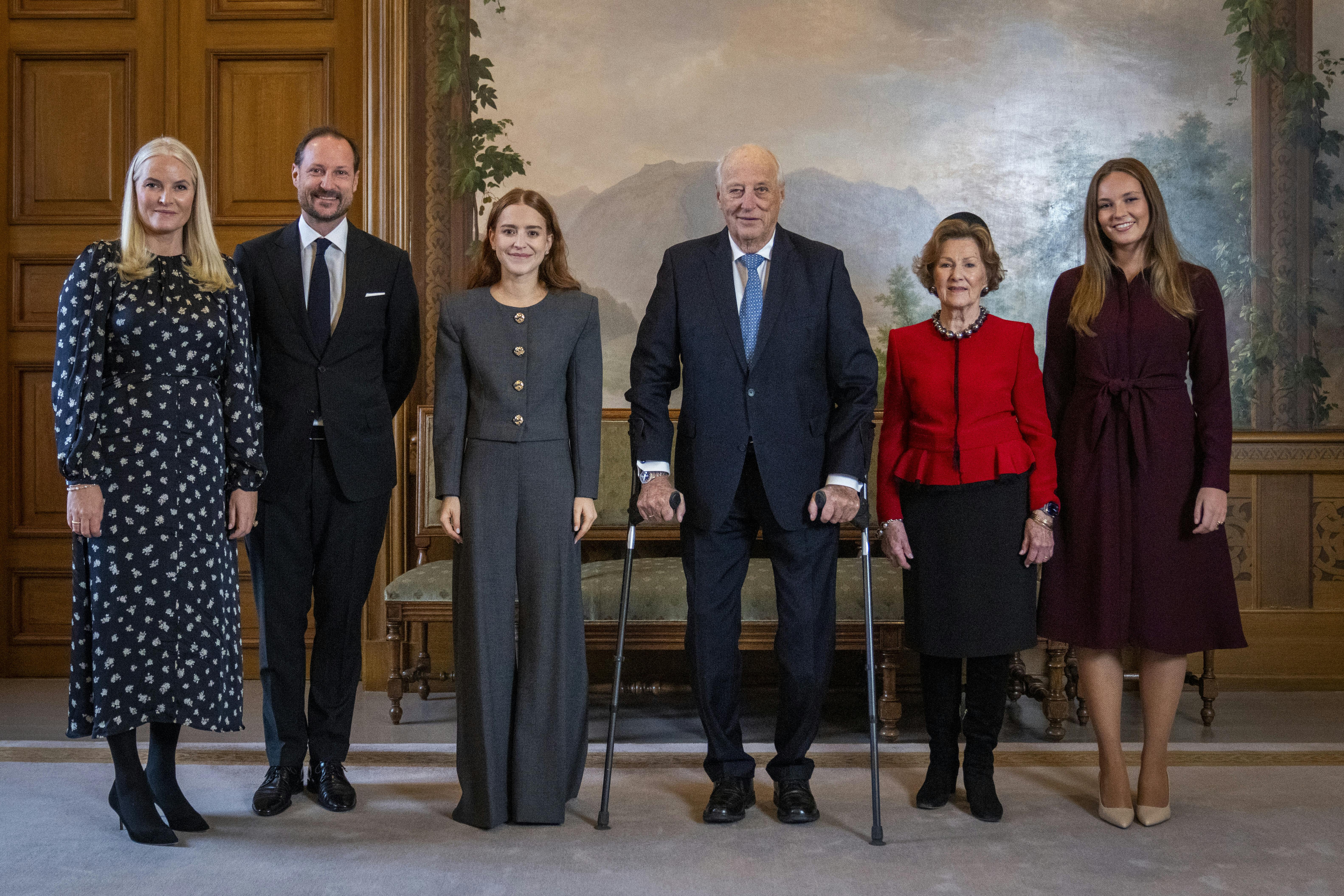 Kronprinsesse Mette-Marit, kronprins Haakon, Ana Corina Sosa, kong Harald, dronning Sonja og prinsesse Ingrid Alexandra.