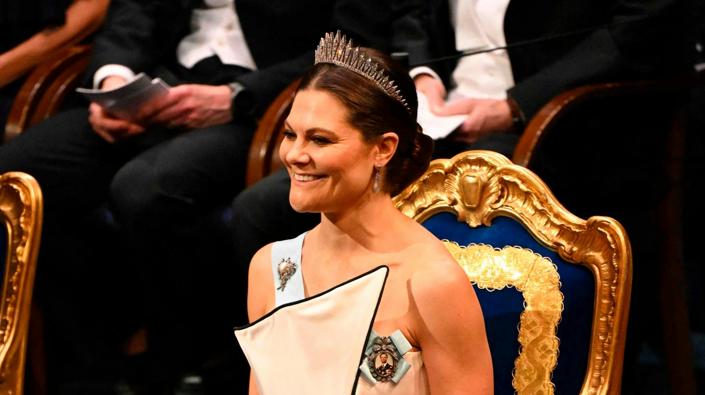 Kronprinsesse Victoria til Nobelprisuddelingen 2025.
