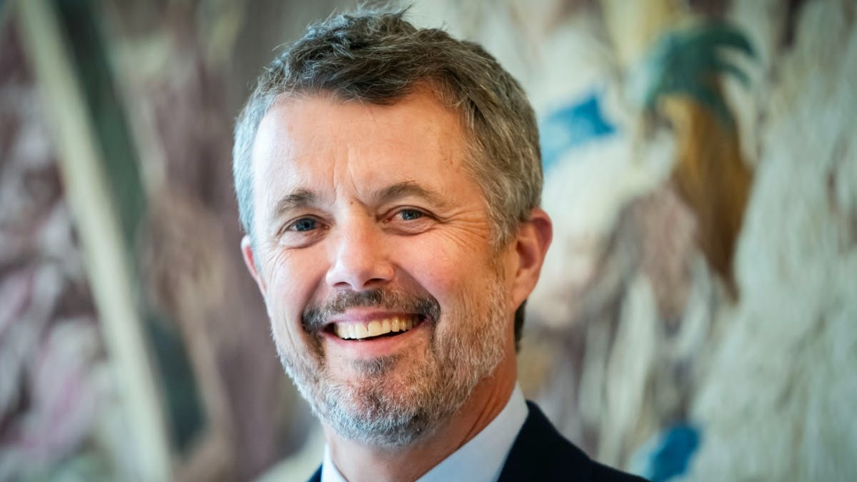 Kong Frederik har taget padelsporten til sig, og nu har han spillet mod en af verdens bedste tennisspillere.