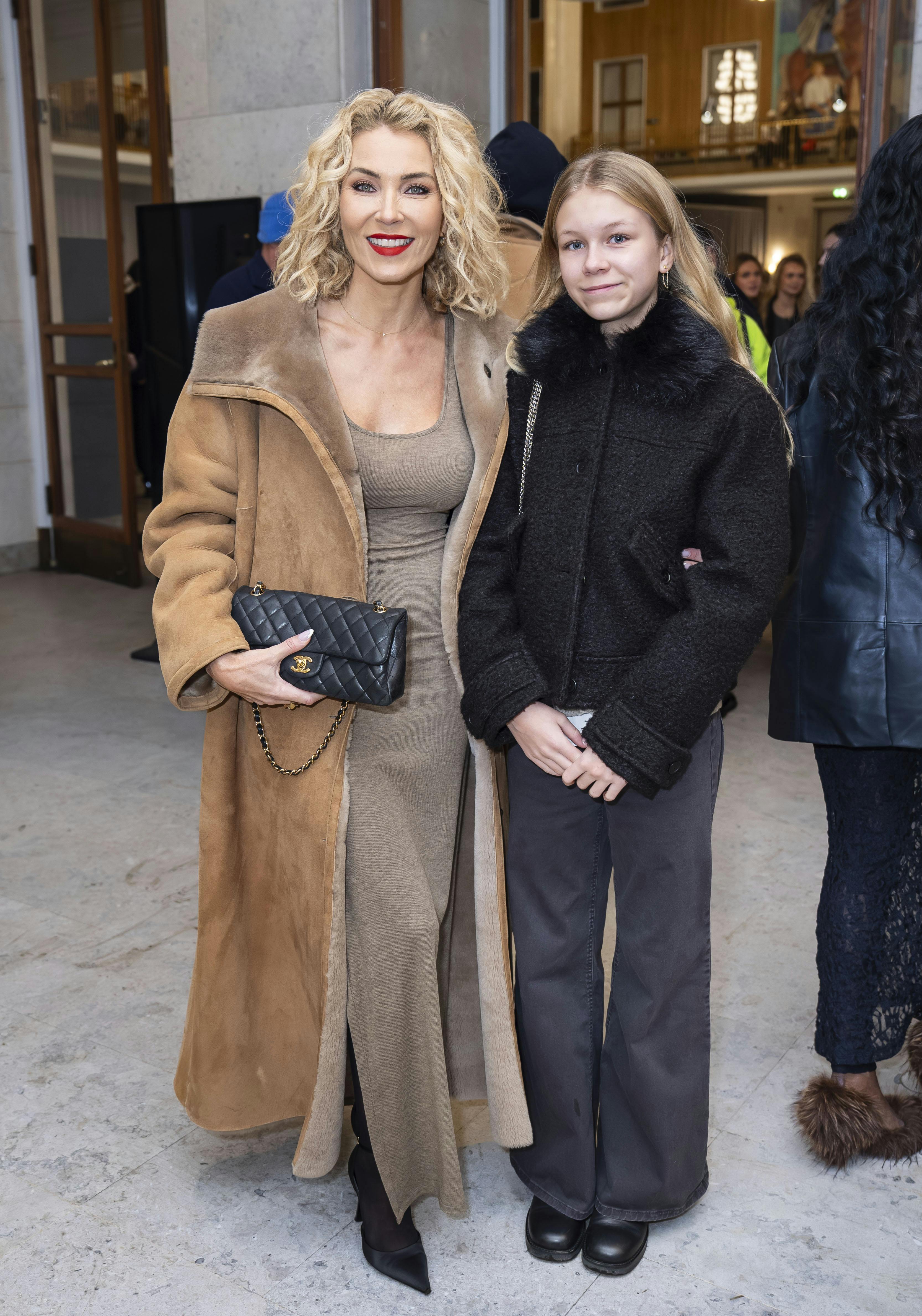Eva Harlou havde datteren Marie med til Søren Le Schmidts vintermodeshow.