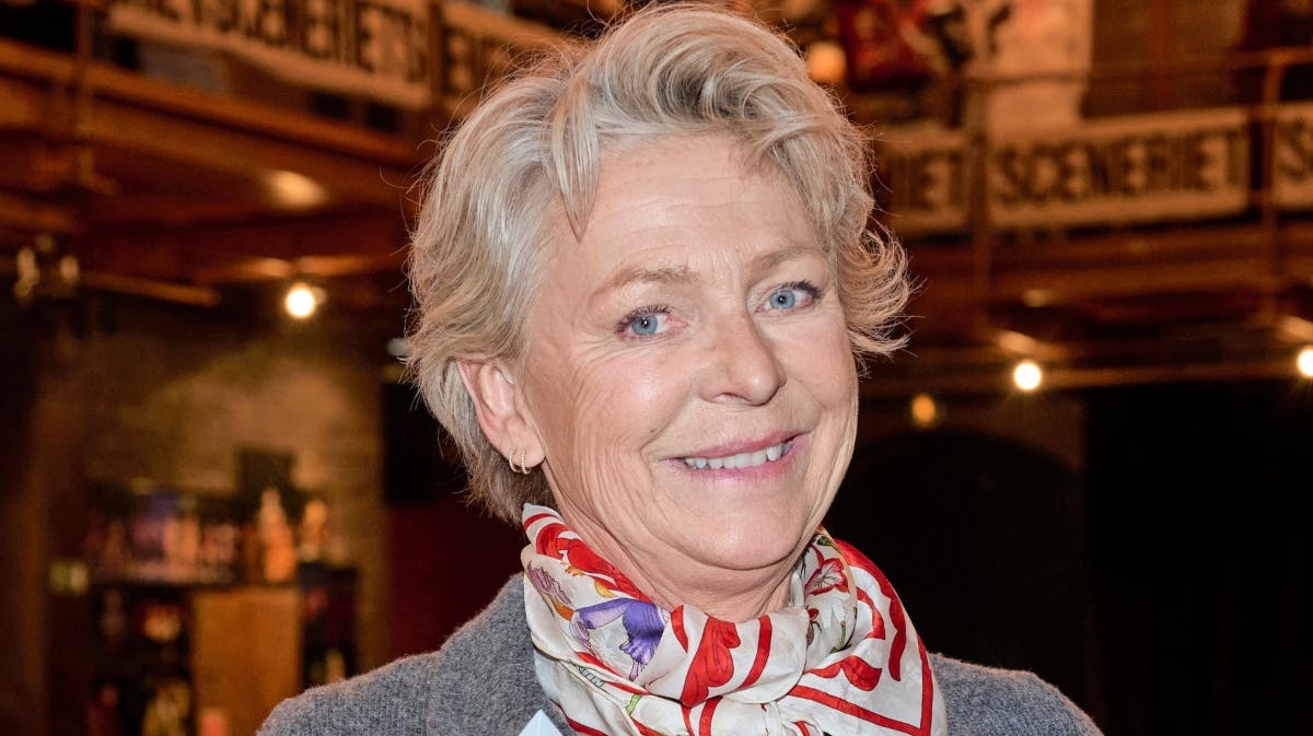 Søs Egelind og familien har en fest