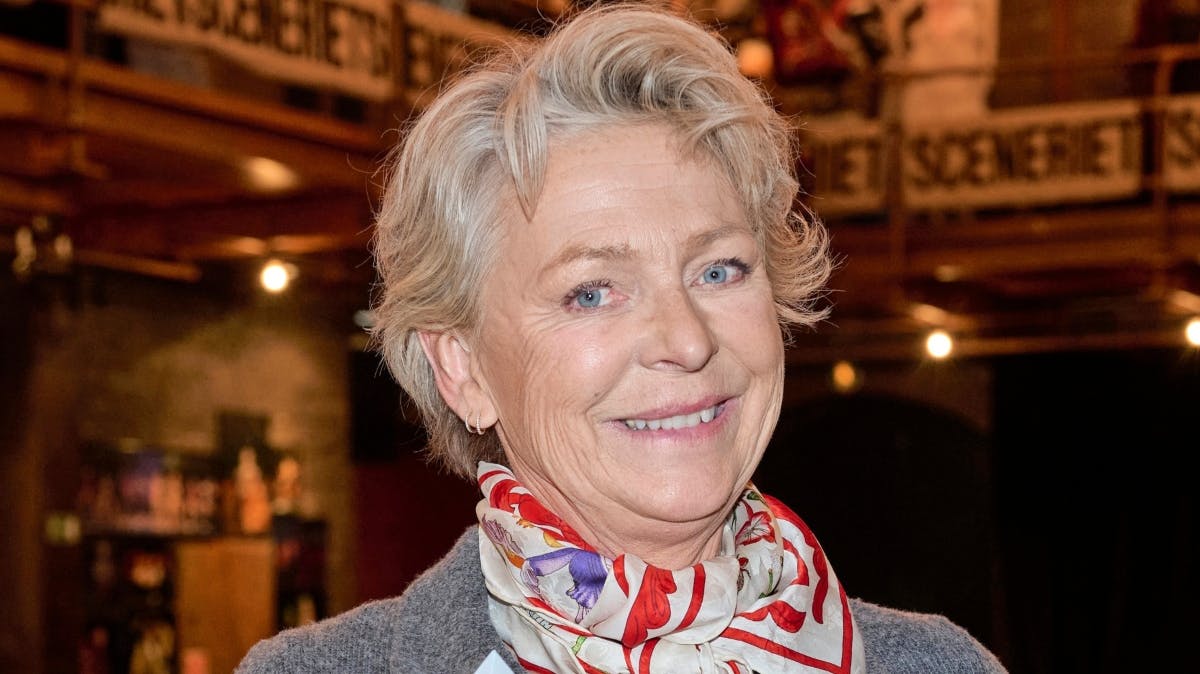 Søs Egelind og familien har en fest