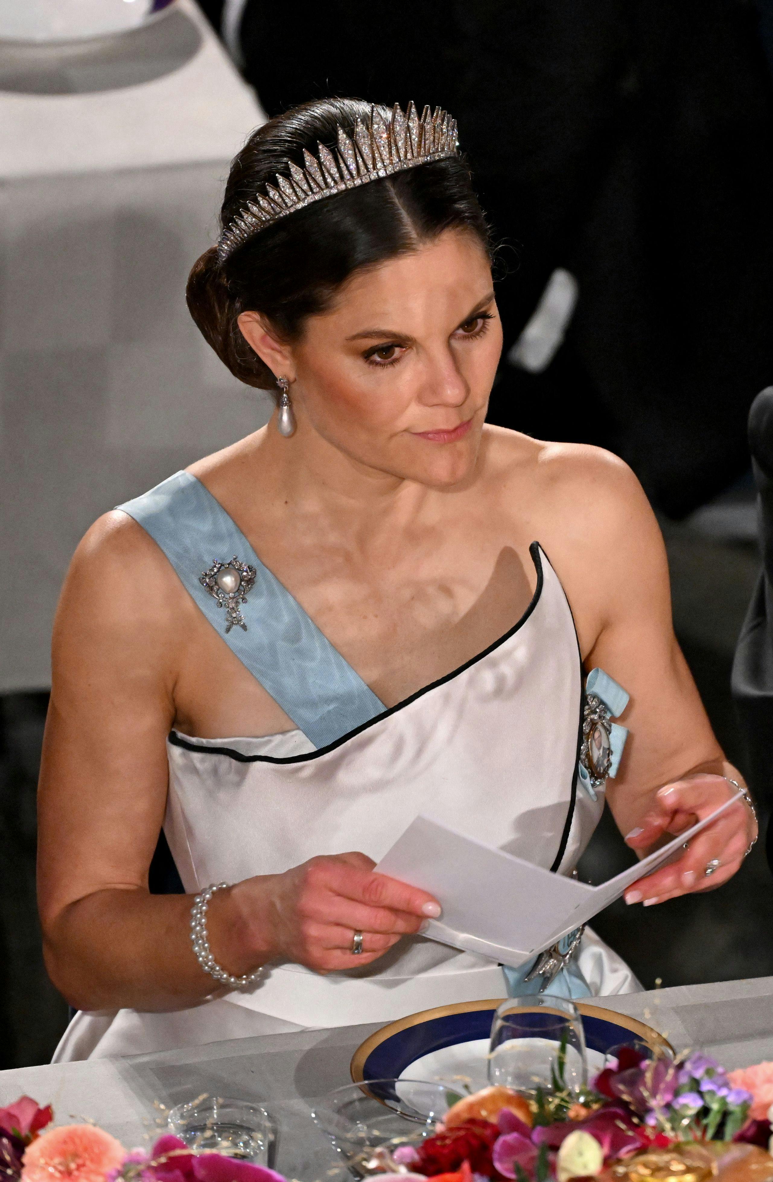 Her kan man se, at kronprinsesse Victoria bærer Serafimerordenen på bar hud. 