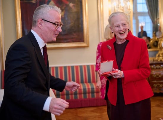 Dronning Margrethe ser ud til at svinge godt med Eske Willerslev