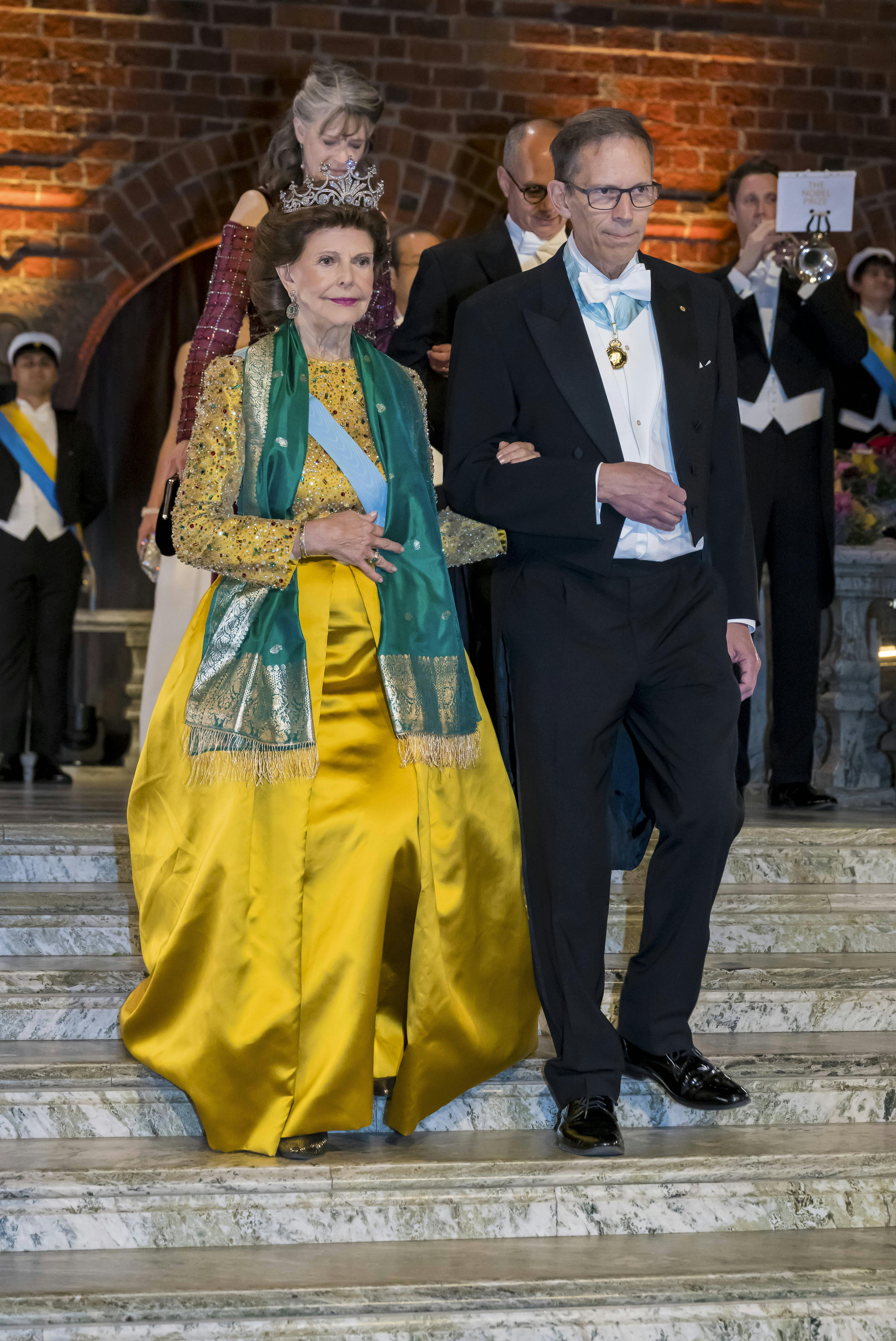Dronning Silvia fulgtes med Thomas Perlmann, der er medlem af Nobelkomiteen. 