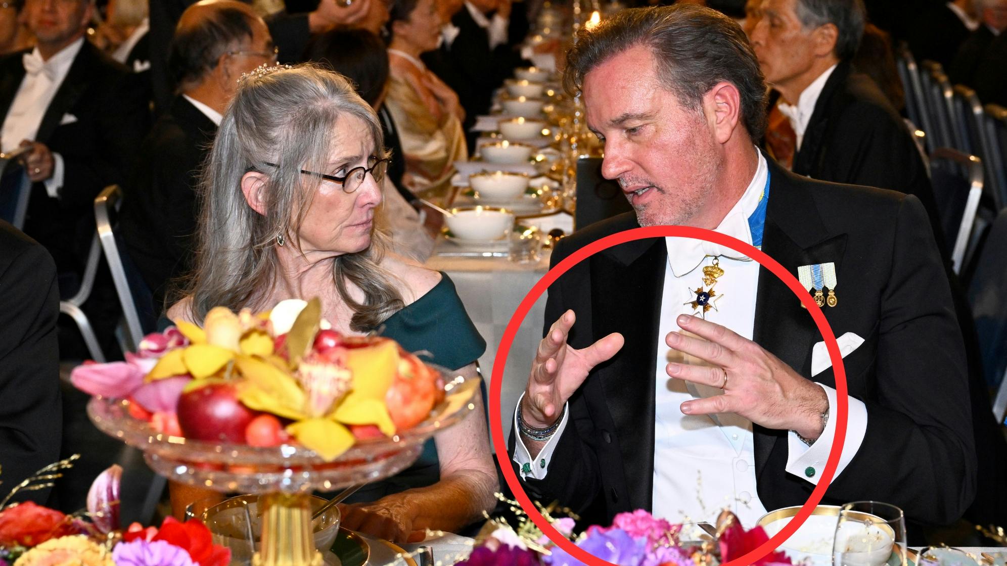 Chris O'Neill sad til bords med Laura O'Neill. 