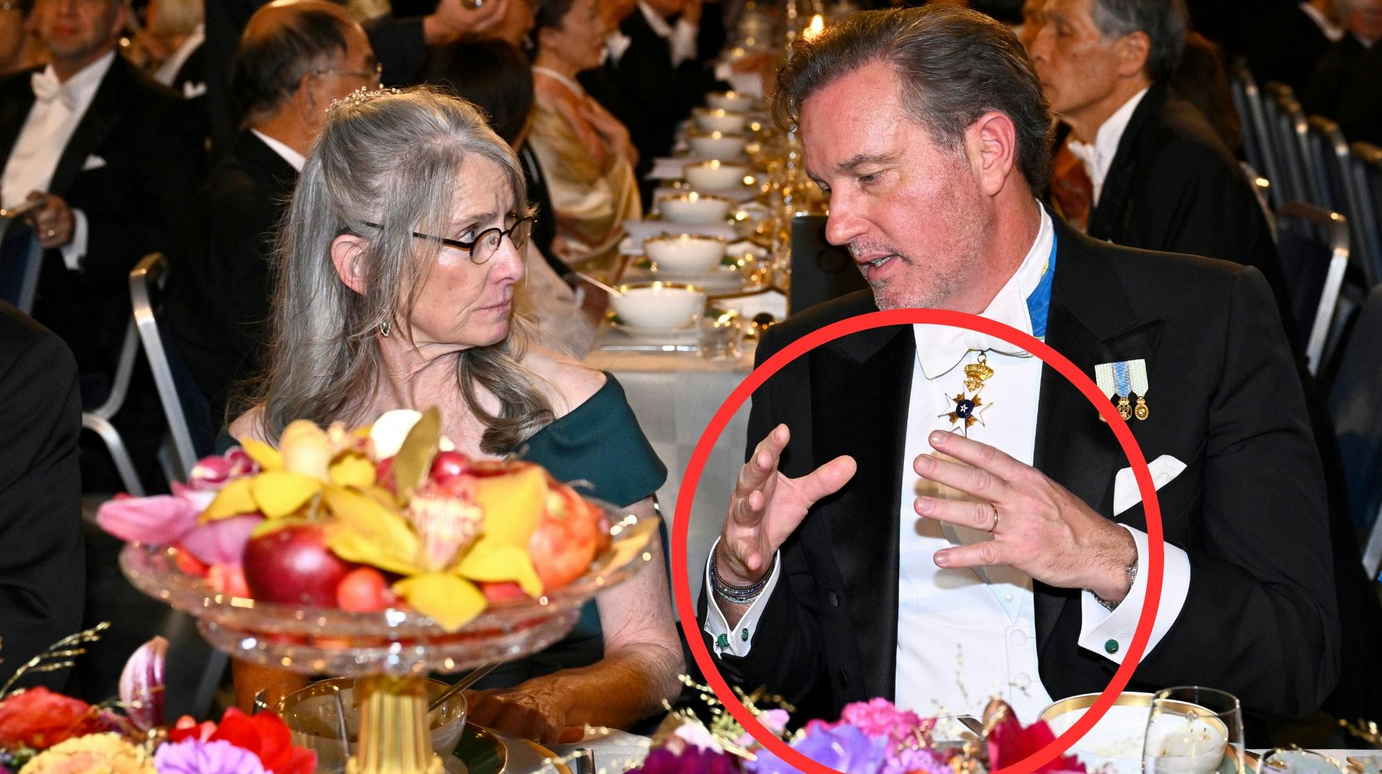 Chris O'Neill sad til bords med Laura O'Neill.