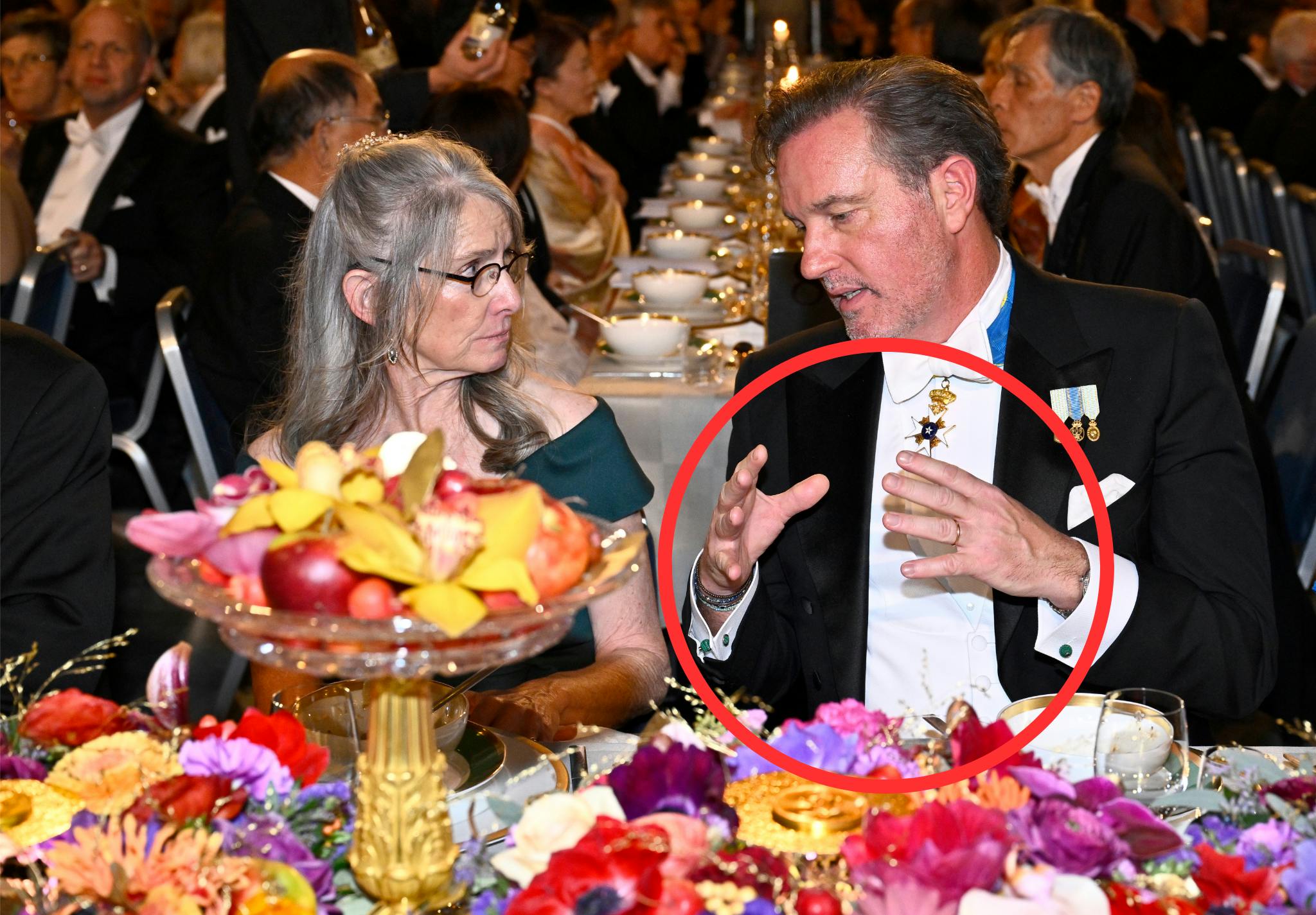 På højre hånd sidder der en masse perlearmbånd, der måske er hjemmelavede. Om venstre håndled bærer Chris O'Neill et ur.