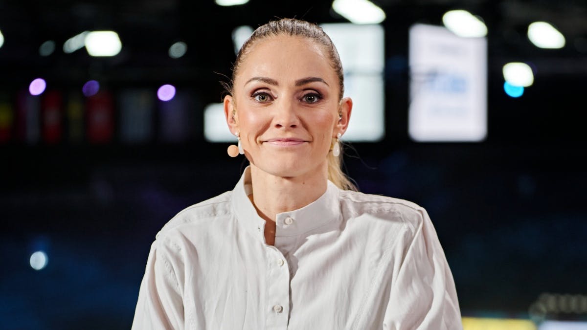 Sofie Bæk har en fortid som professionel håndboldspiller, men nu er hun håndboldekspert på TV 2.