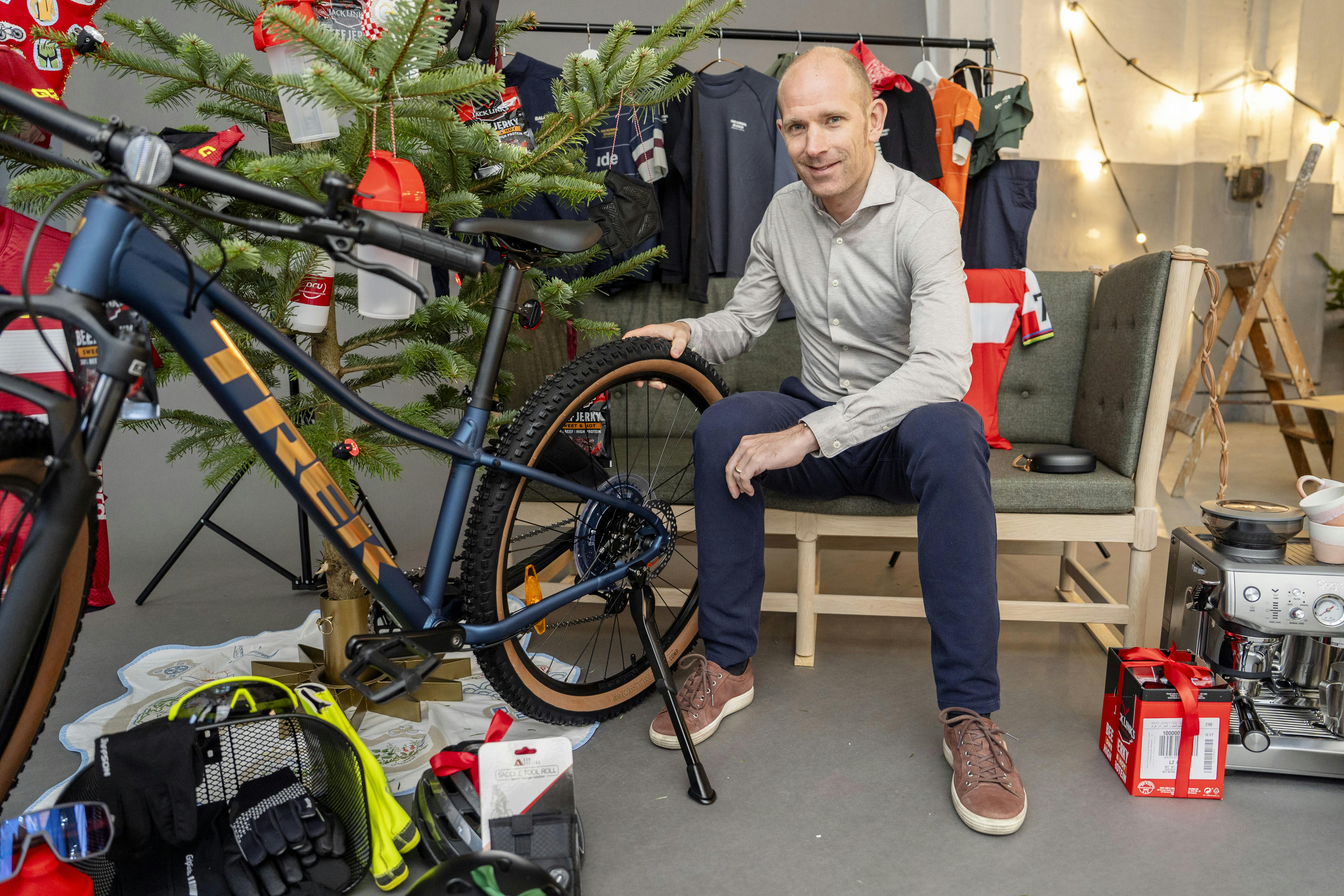 Michael Mørkøv har pyntet juletræ til fordel for Ungdommens Røde Kors.