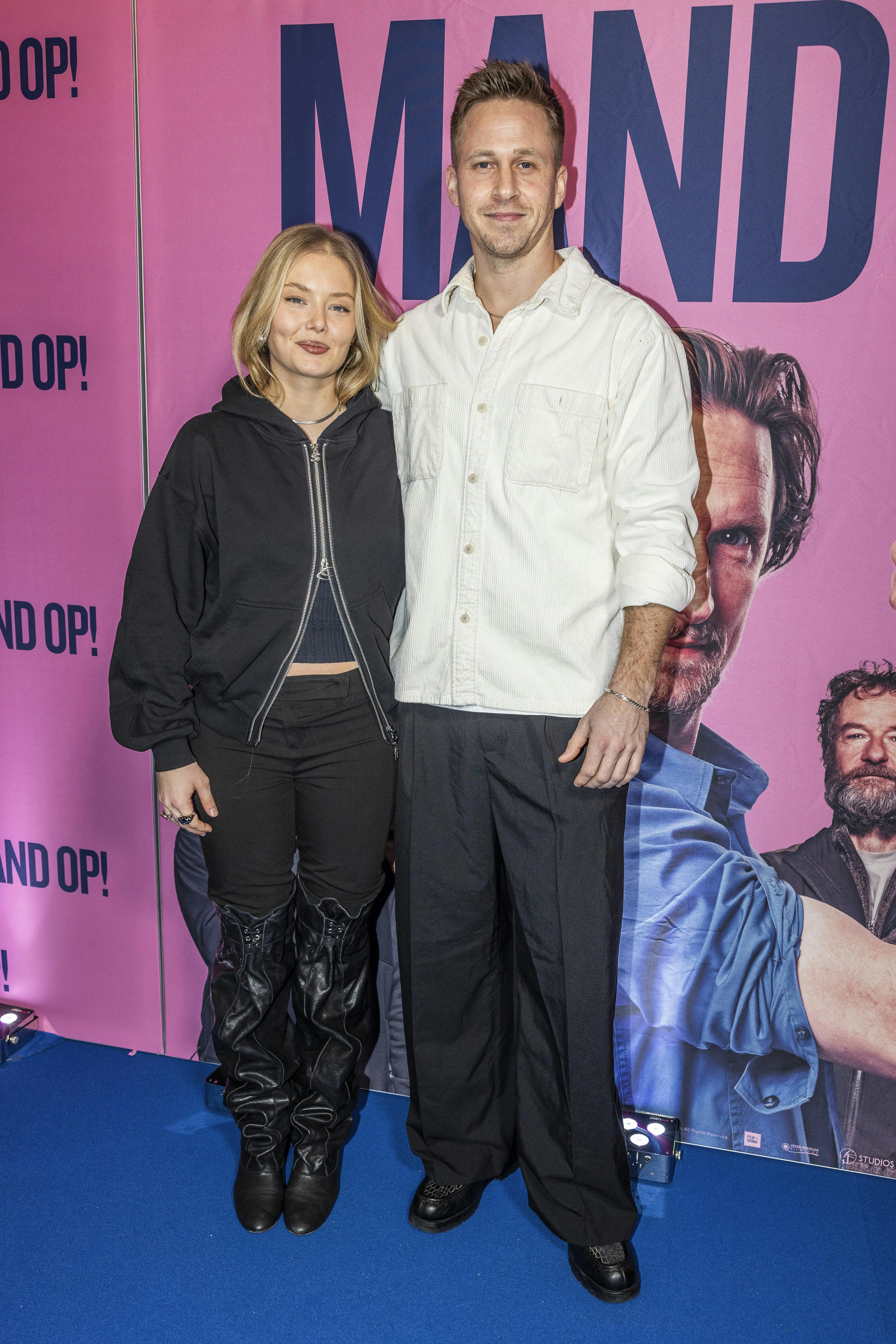 Jakob Åkerlind havde kæresten Alma Agger med til premieren på "Mand Op".