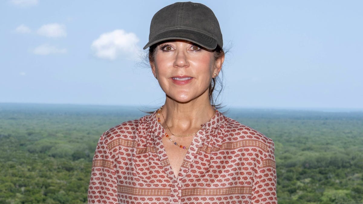 Dronning Mary har meget at fortælle familien, når hun er hjemme i Danmark efter en arbejdsrejse i udlandet