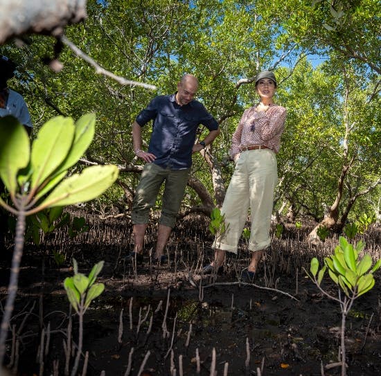 Magnus Heunicke og Mary i mangroveskoven i Kenya