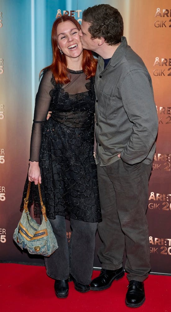 Otto gav sin Amalie et kæmpe kindkys på den røde løber