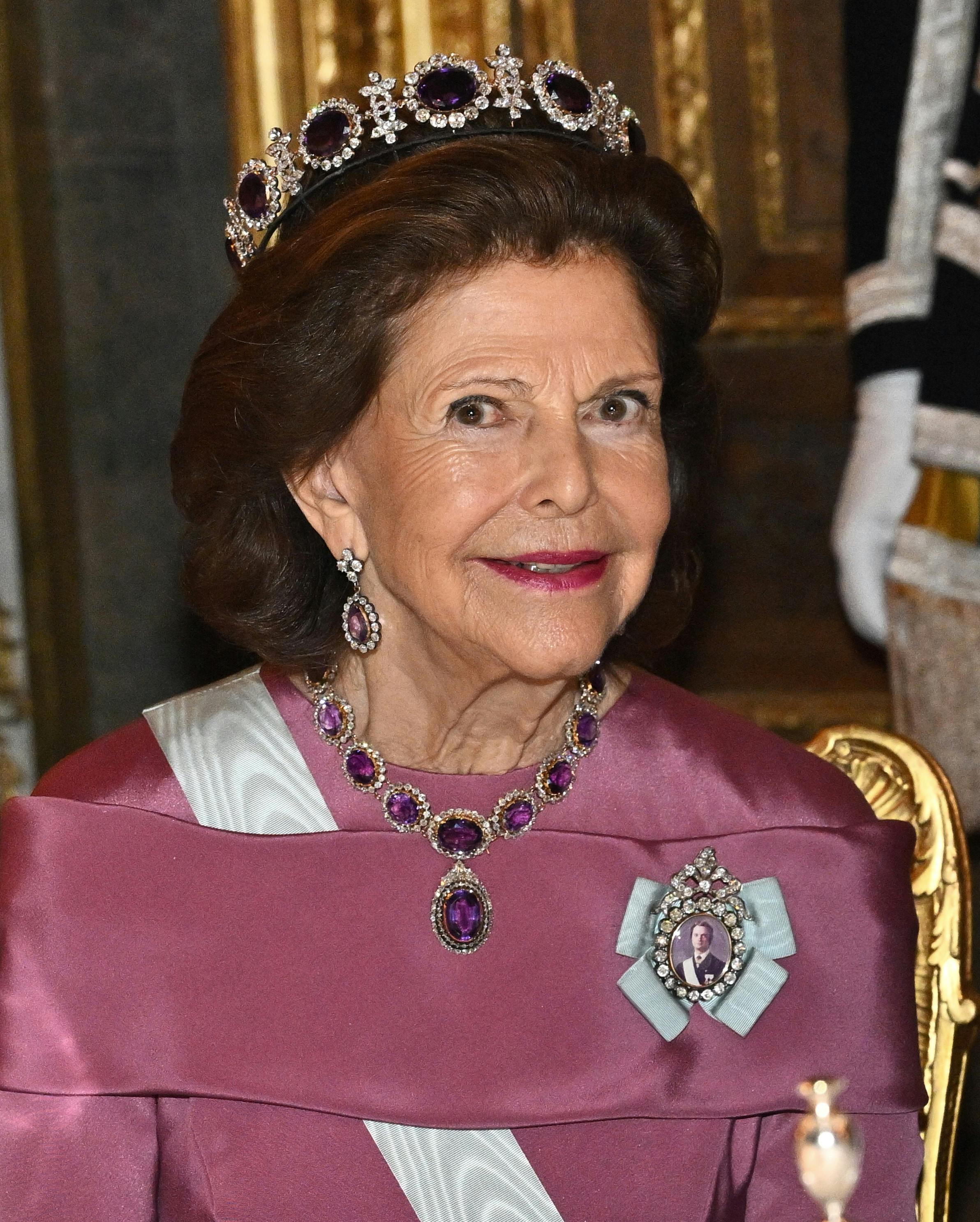 STOCKHOLM, SVERIGE 20251211 Drottning Silvia till bords vid kungens middag för Nobelpristagarna på Stockholms slott, Sverige, 11 december, 2025. Foto: Jonas Ekströmer / TT / Kod 10030. (Foto: 10030 JONAS EKSTROMER/Ritzau Scanpix)