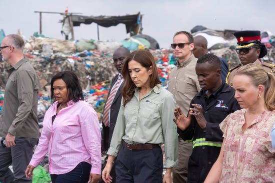 Dronning Mary talte med kvinder på Dandora-lossepladsen