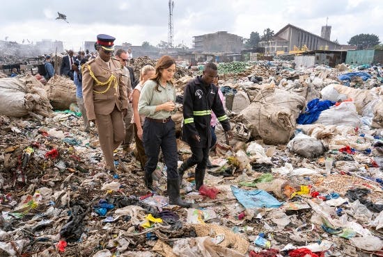 Dronning Mary var på feltbesøg på losseplads i Nairobi