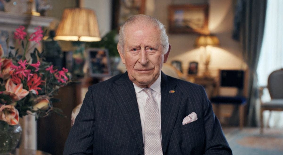 Kong Charles træder frem på tv i programmet "Stand Up to Cancer" og fortæller godt nyt om sin egen kræftsygdom. 