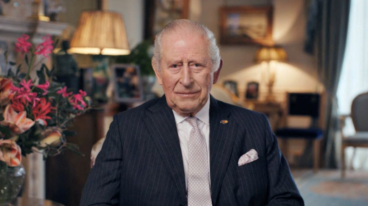 Kong Charles træder frem på tv i programmet "Stand Up to Cancer" og fortæller godt nyt om sin egen kræftsygdom.