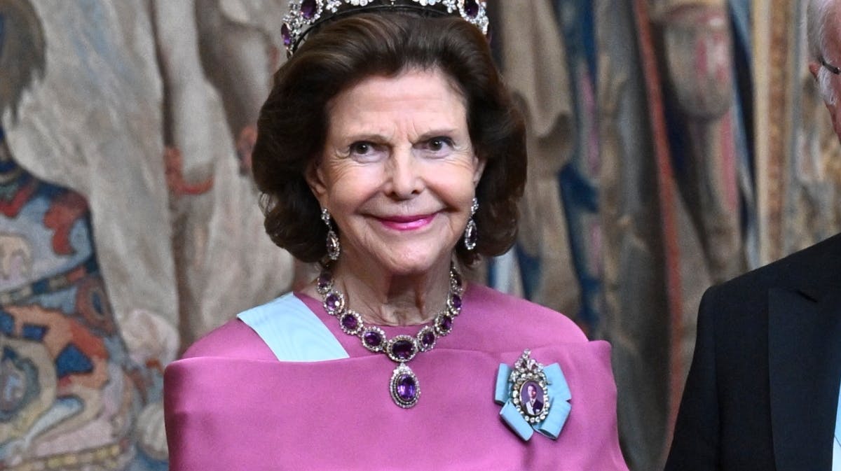 Dronning Silvia ankommer til middag for Nobelprismodtagerne på Det Kongelige Slot i Stockholm.