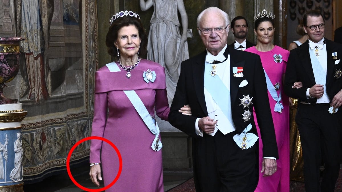 Dronning Silvia ankommer til middag på Det Kongelige Slot i Stockholm torsdag aften. 