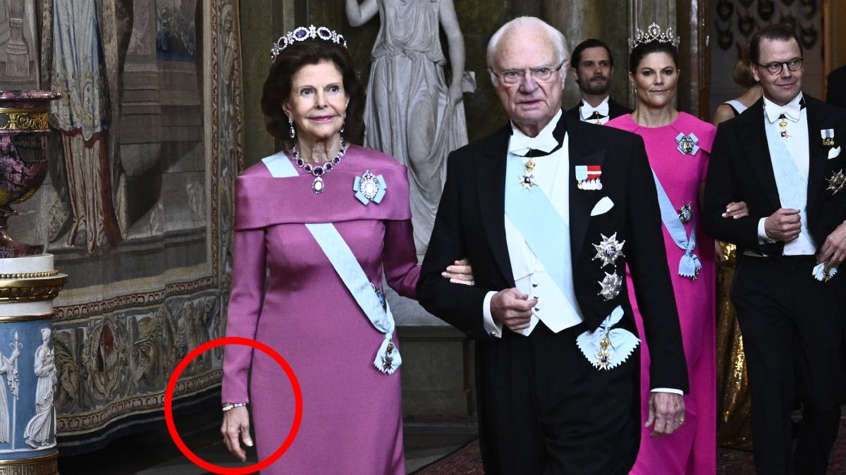 Dronning Silvia ankommer til middag på Det Kongelige Slot i Stockholm torsdag aften.