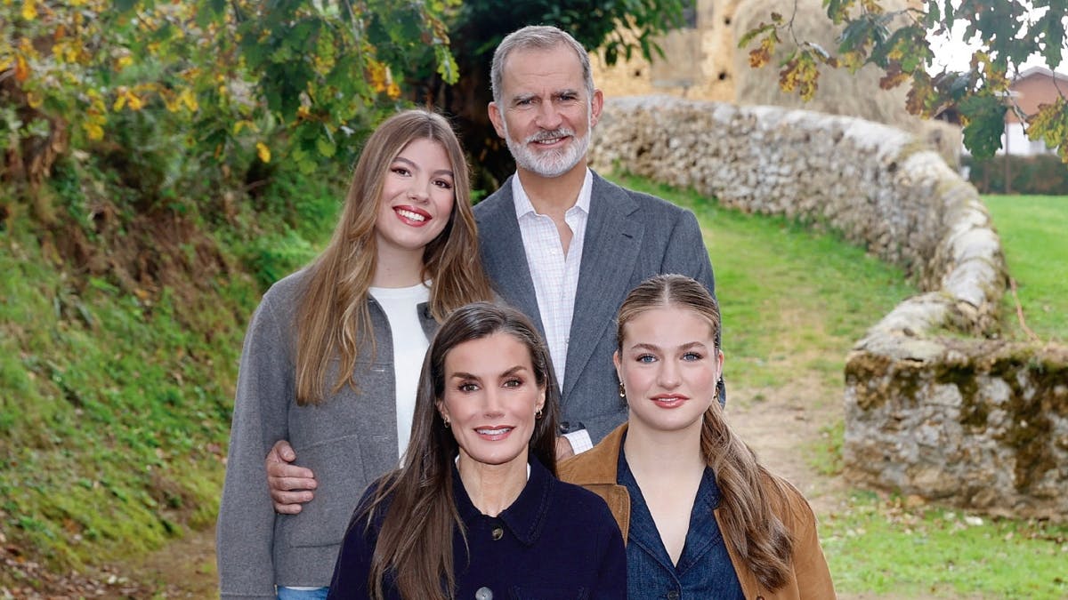 Kong Felipe og dronning Letizia med deres to døtre, prinsesse Sofia og prinsesse Leonor.