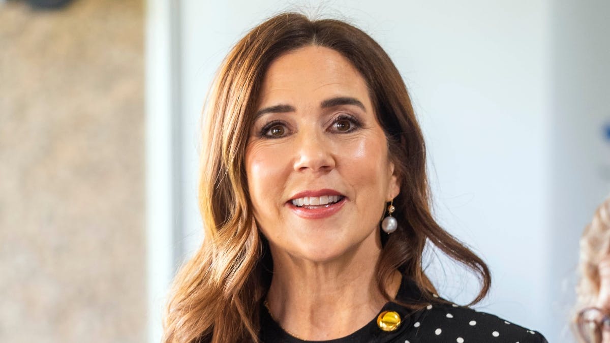 Dronning Mary har knipset et pletskud af hundene Grace og Coco.