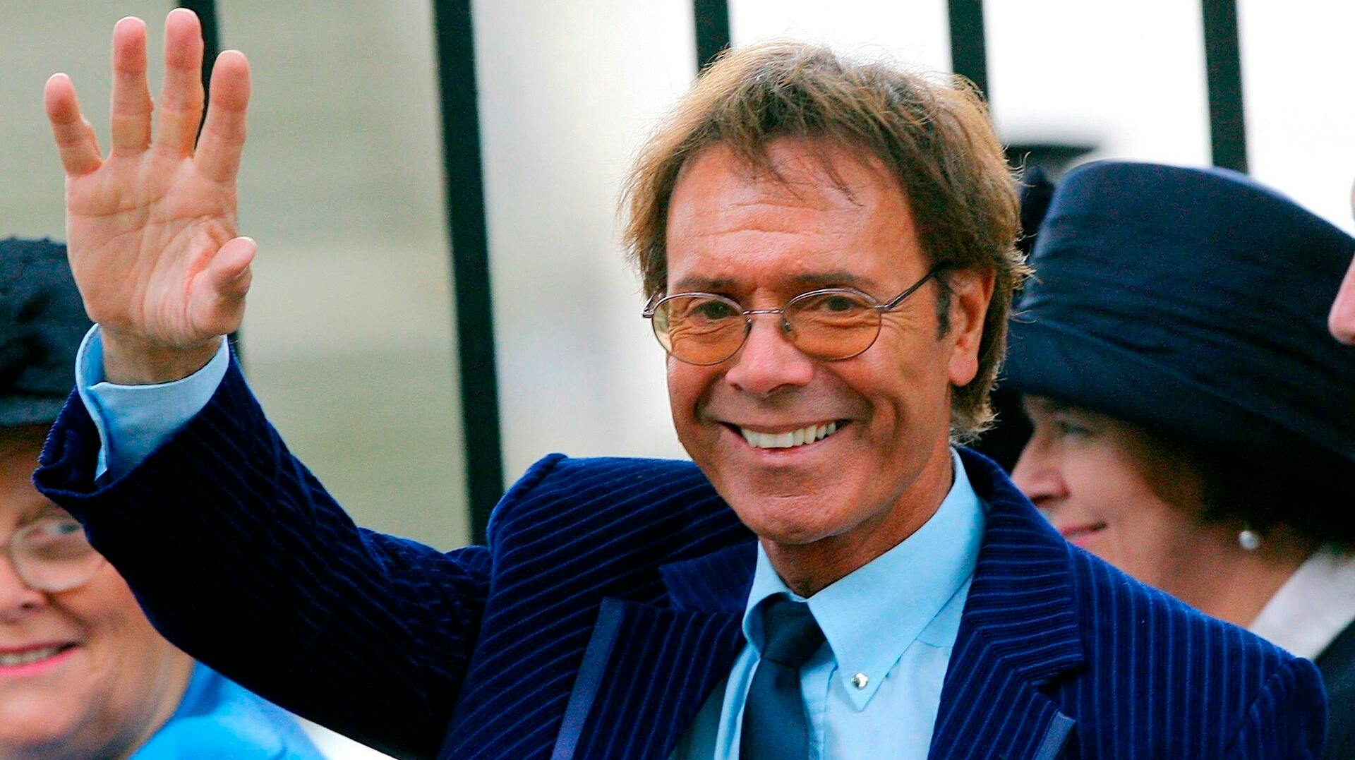 Cliff Richard blev i 1995 slået til ridder og fik dermed titlen Sir. 