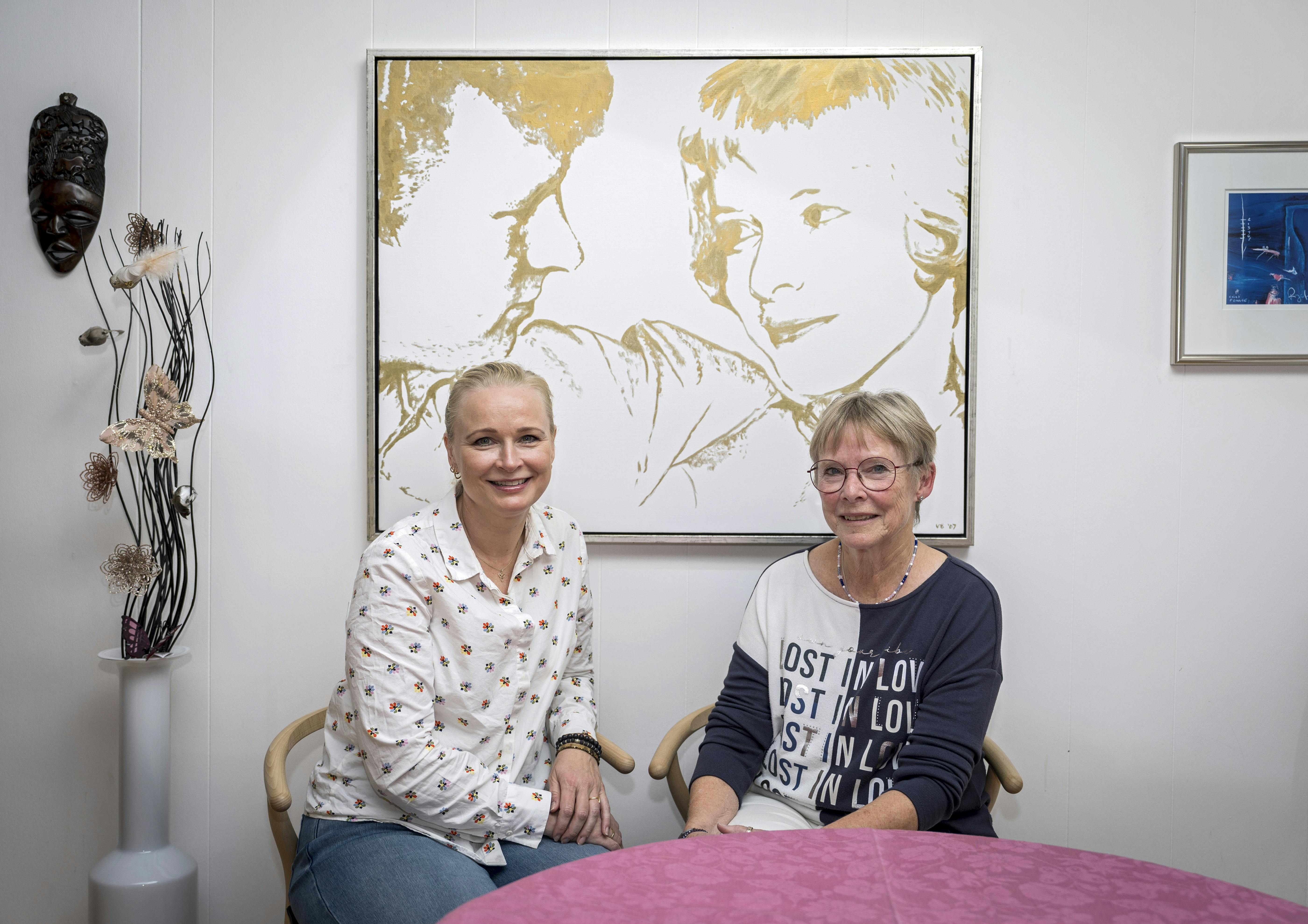 I stuen hænger et billede af Vicki Berlins forældre, Mette og Steen, som Vicki har malet. Det er malet efter et fotografi af parret, som blev taget kort efter, de mødte hinanden. Vicki gav det til sin far i fødselsdagsgave i 2007, og efter Steens død har Mette hængt det et sted, hvor hun kan kigge på det hver dag.