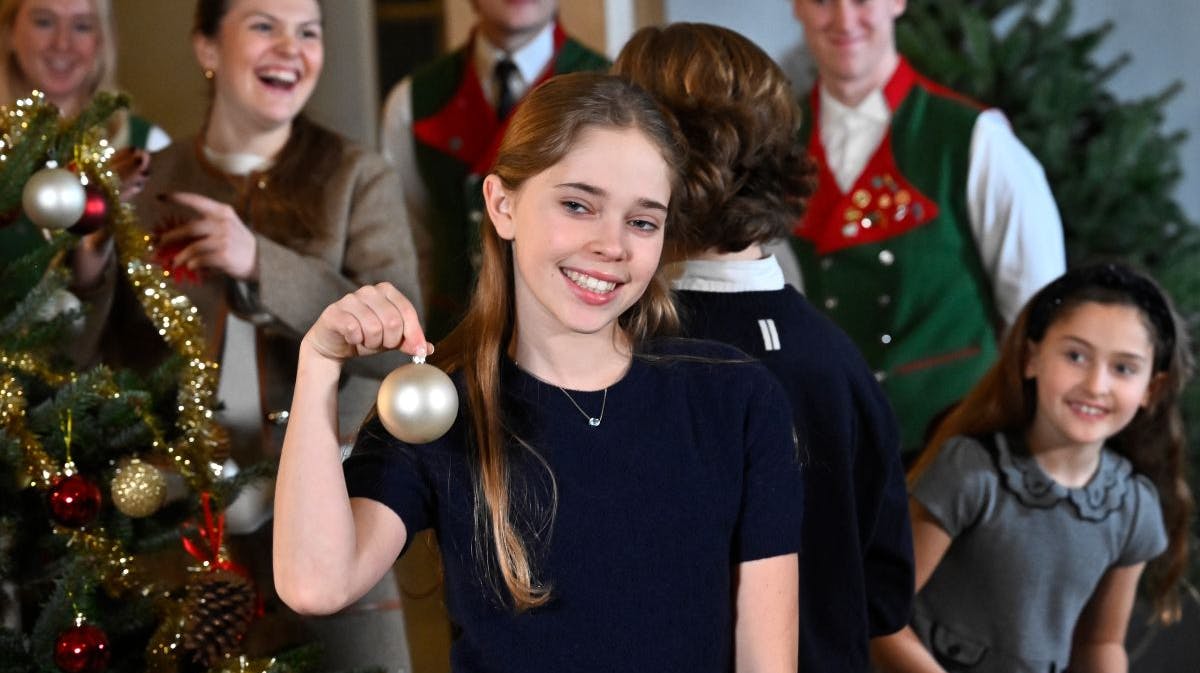 Prinsesse Leonore pynter juletræ med mormor dronning Silvia og sine fætre og kusiner fra kongefamilien.