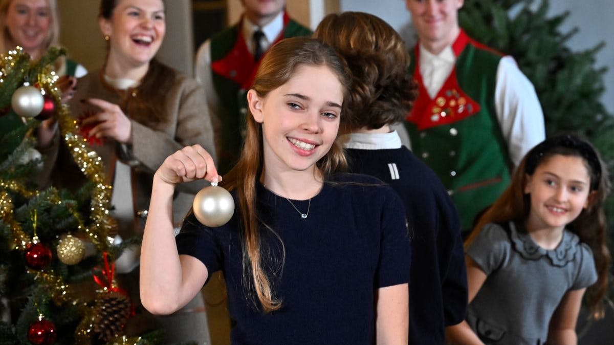 Prinsesse Leonore pynter juletræ med mormor dronning Silvia og sine fætre og kusiner fra kongefamilien.