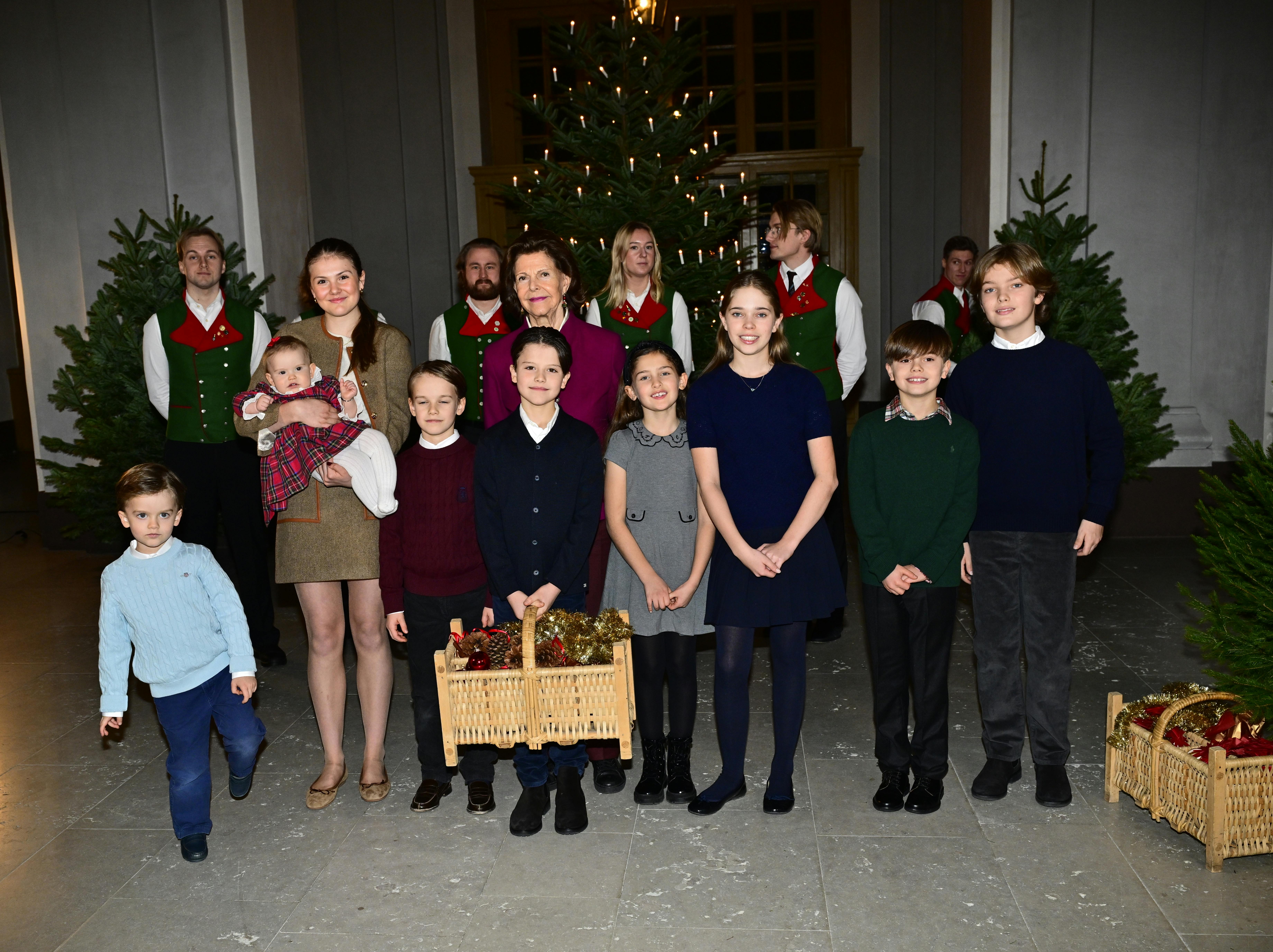 Dronning Silvia og børnebørnene tager imod årets juletræer til det kongelige slot fra Skogshögskolan. Prins Julian, prinsesse Estelle med prinsesse Ines, prins Gabriel, prins Alexander, prinsesse Adrienne, prinsesse Leonore, prins Oscar og prins Nicolas.