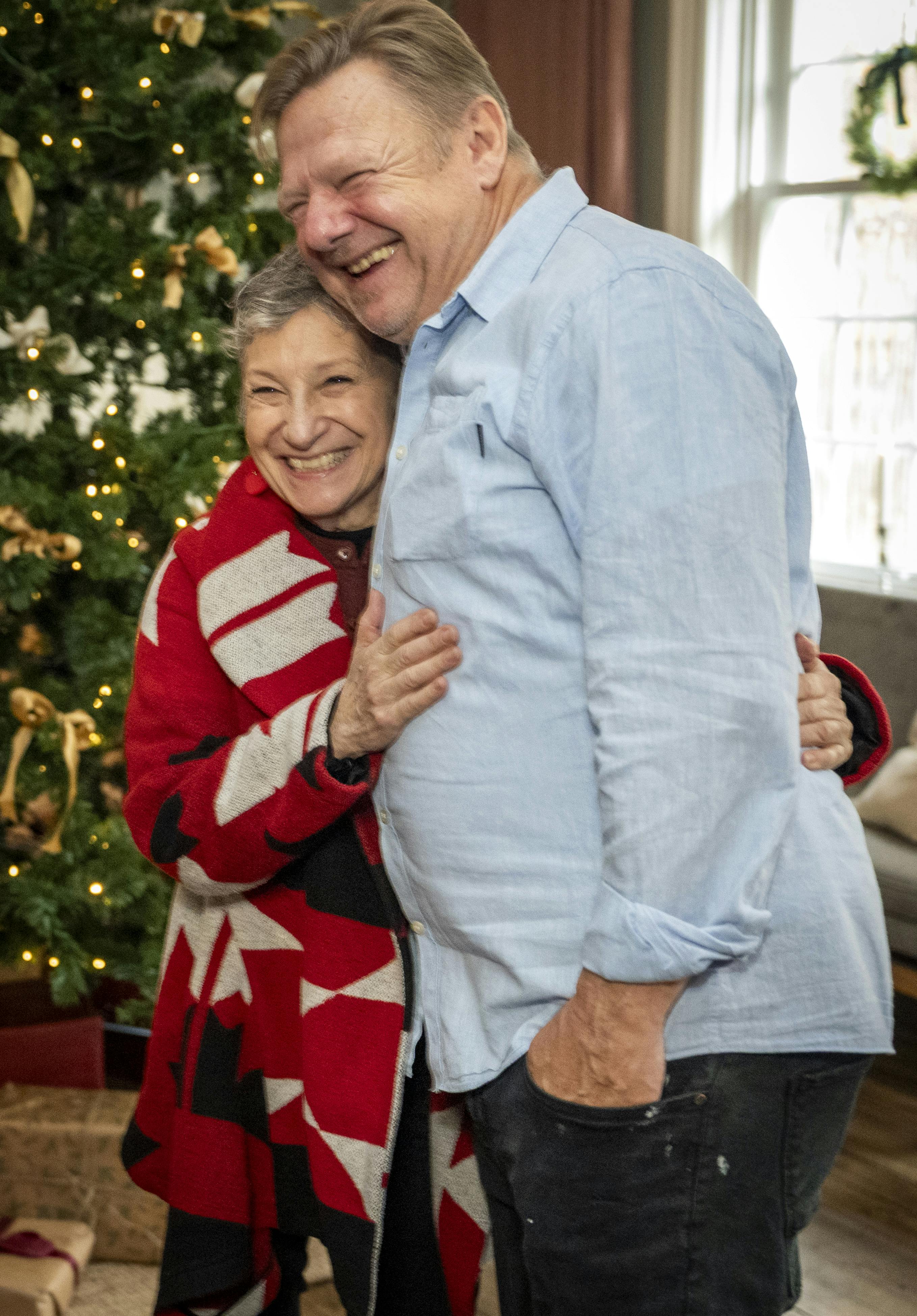 Gensynsglæden var stor mellem Ulver Skuli Abildgaard og Ina-Miriam Rosenbaum, da de mødtes til pressemødet på "Valdes Jul".