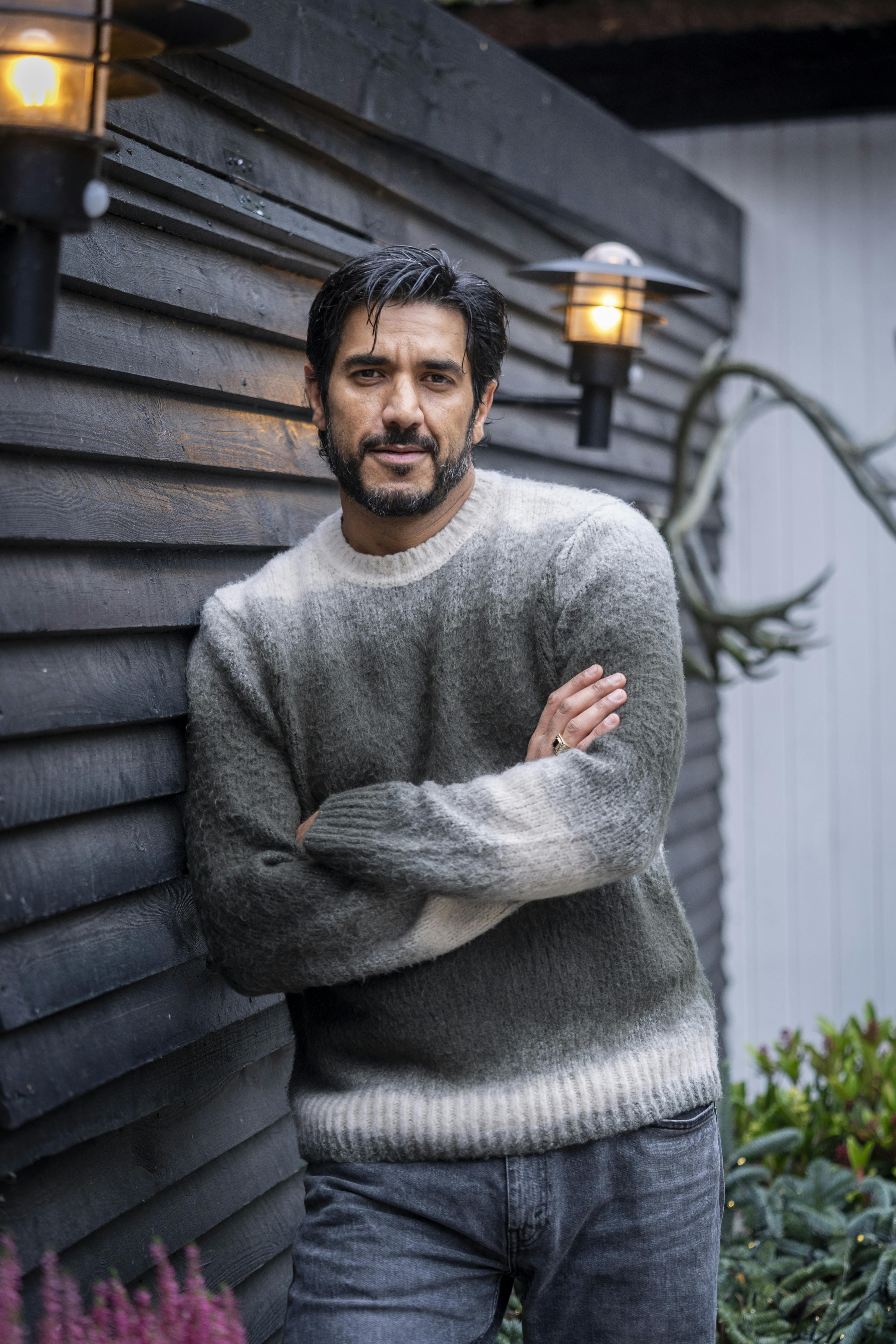 Afshin Firouzi spiller Talas far, ulven Mato, i "Valdes Jul - Vintermiraklet".