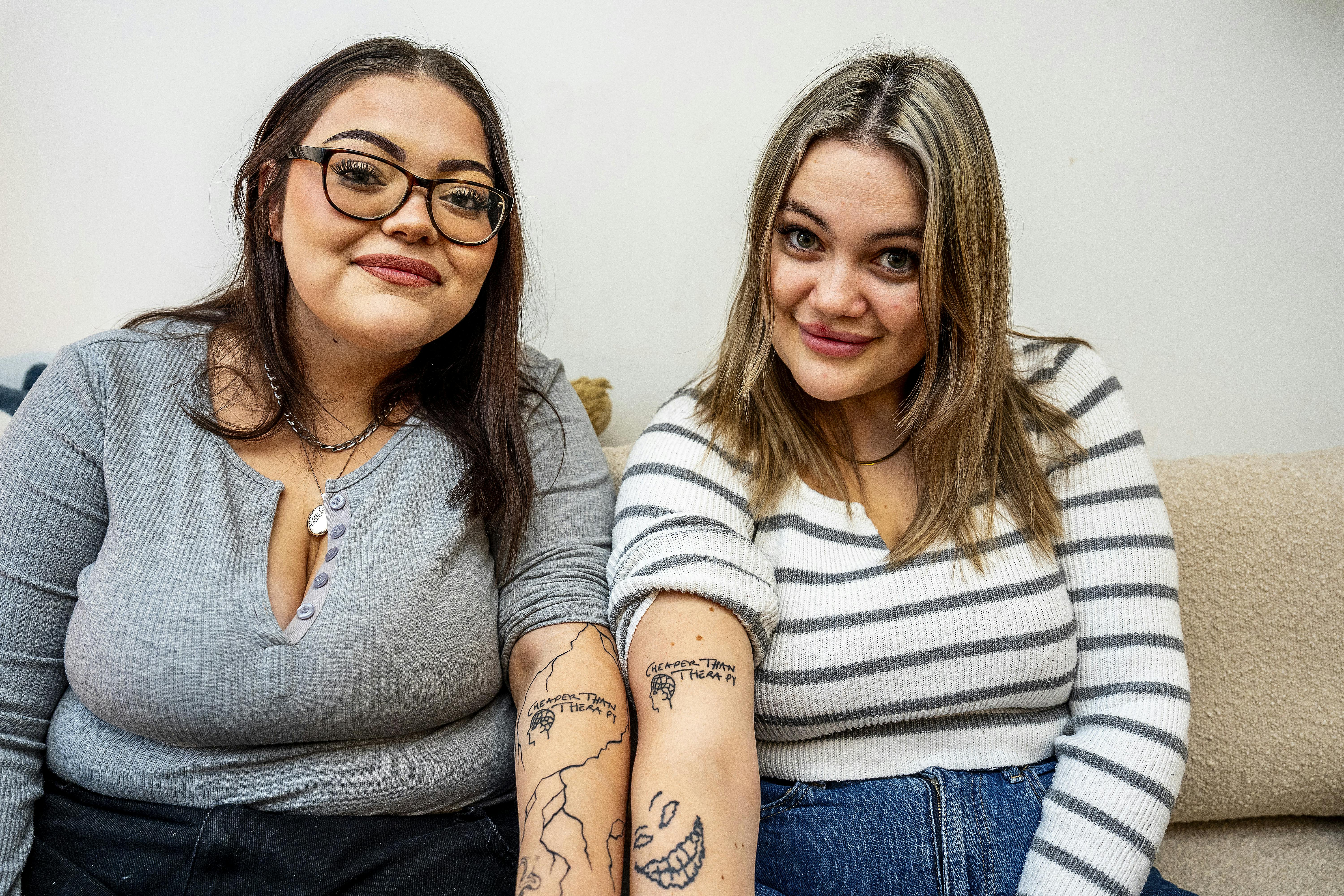De to søstre med deres matchende tatoveringer.