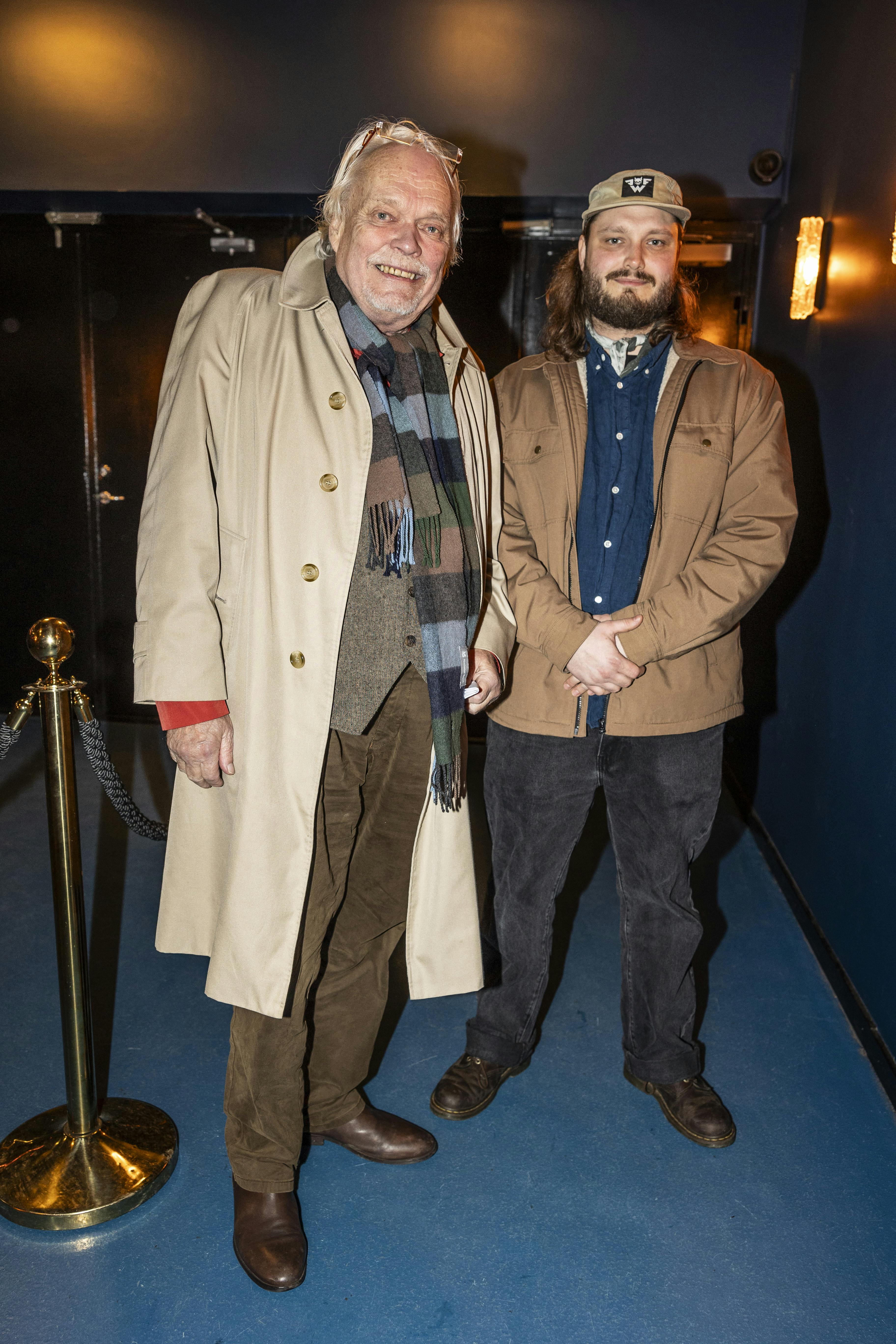 Nis Bank-Mikkelsen havde sin yngste søn Jakob, der er kok, med til premieren på “Crazy Christmas Cabaret”