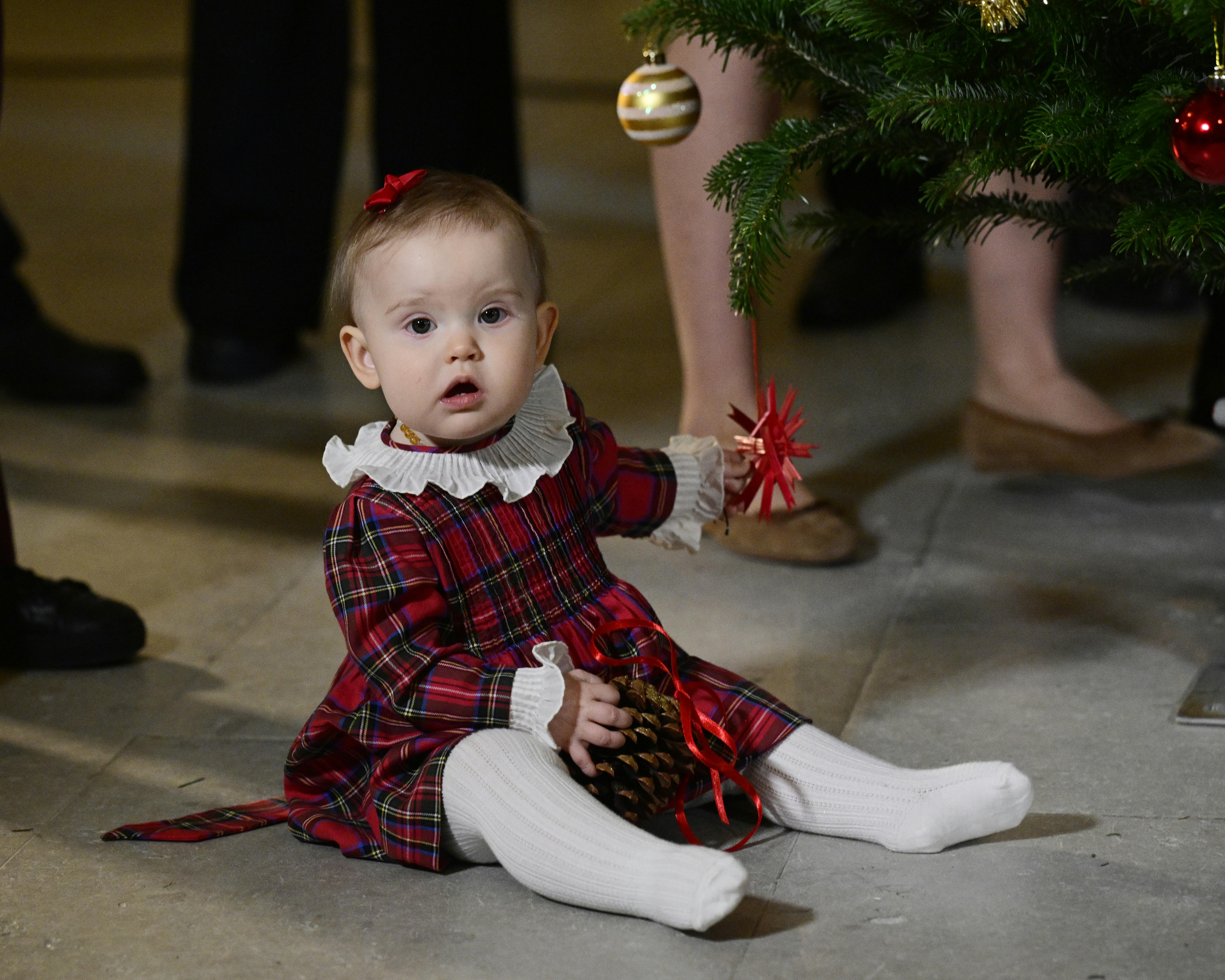 STOCKHOLM, SVERIGE 20251215 Drottning Silvia och barnbarnen tar emot årets julgranar till Kungliga slottet av elever från Skogshögskolans studentkår. Prinsessan Ines. Foto: Jonas Ekströmer / TT / Kod 10030. (Foto: 10030 JONAS EKSTROMER/Ritzau Scanpix)