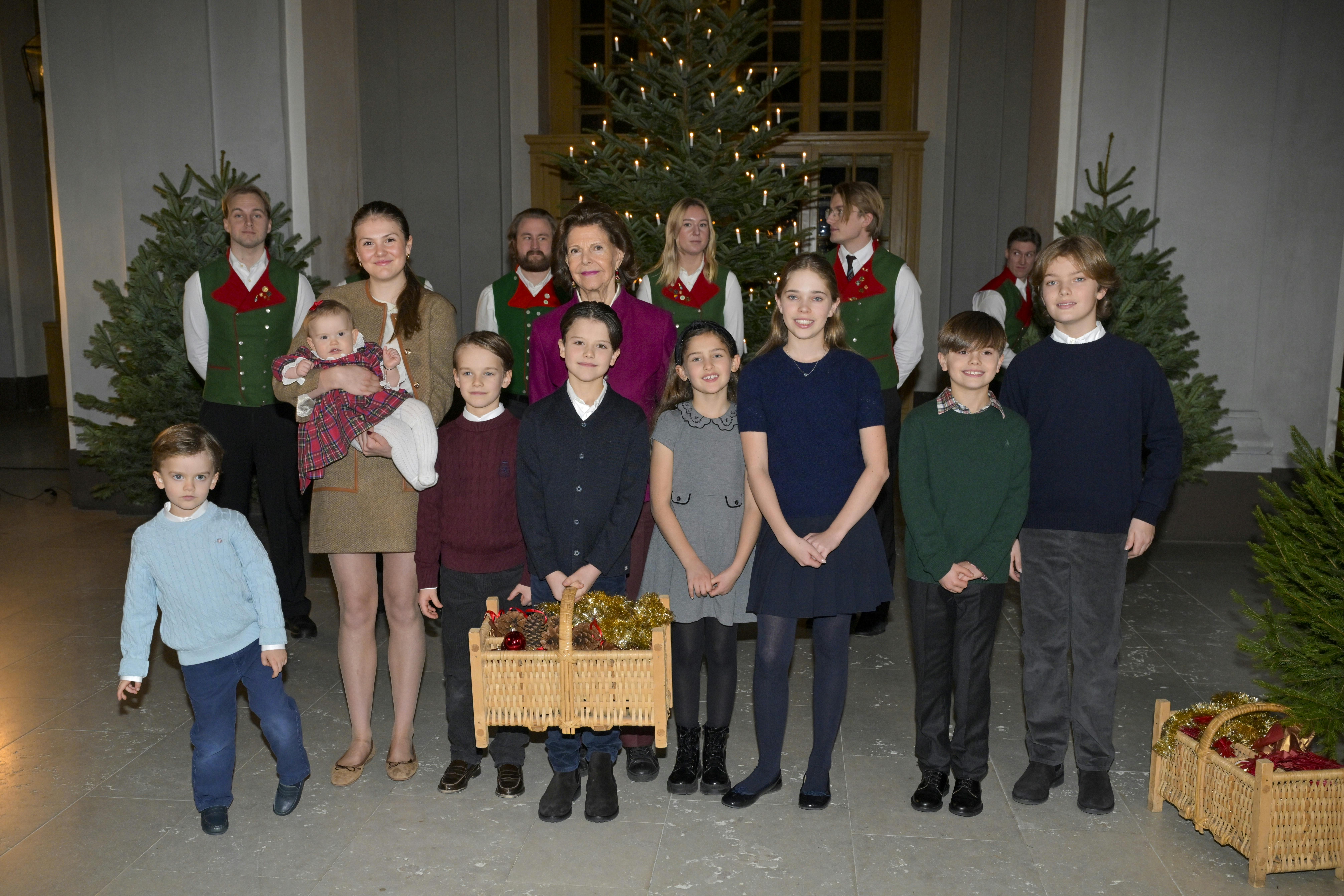Dronning Silvia og de ni børnebørn til mandagens juletræspyntning.
