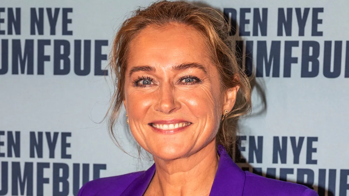 Sidse Babett Knudsen på rød løber i powersuit og sneakers | BILLED-BLADET