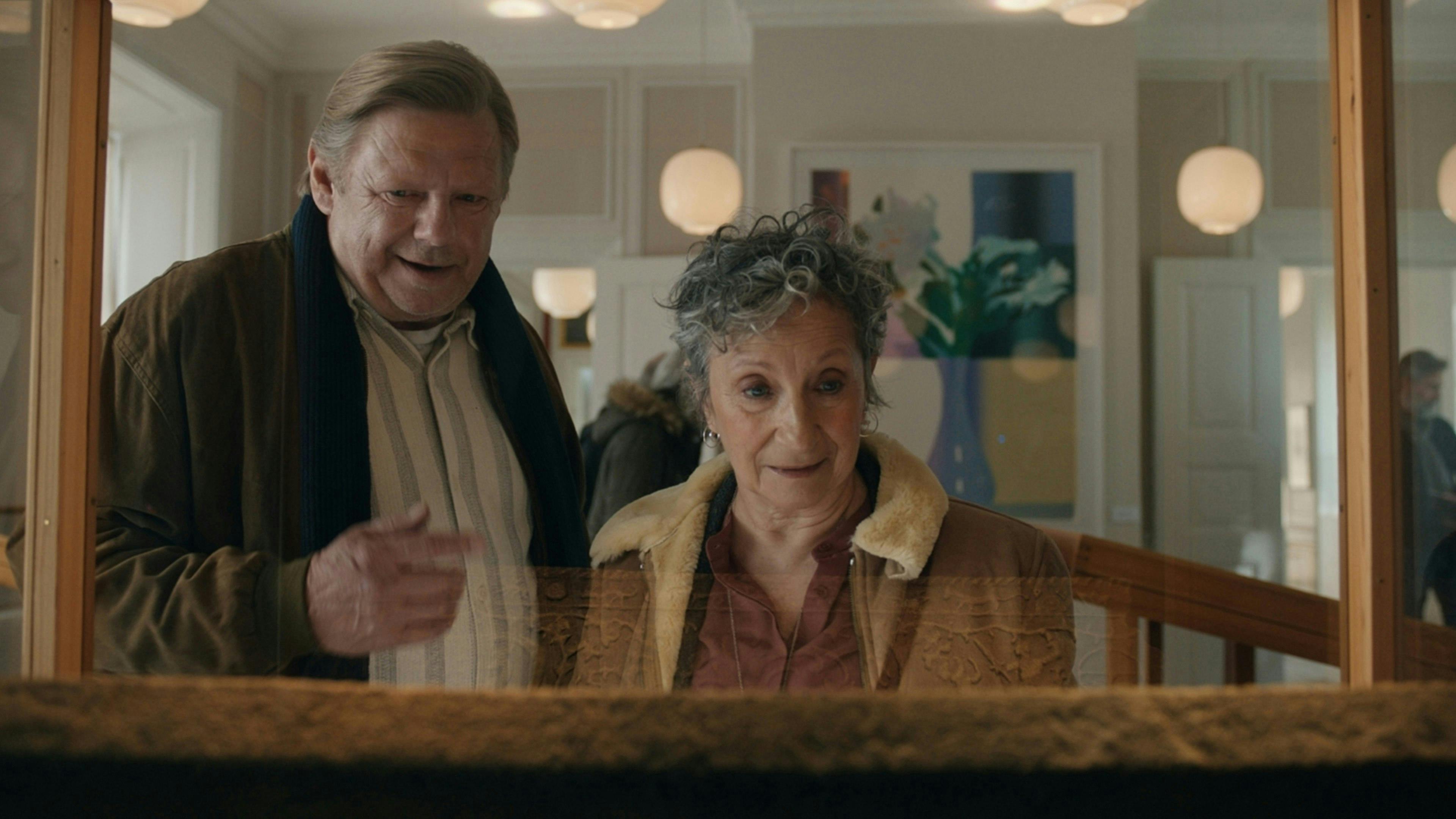 Ulver Skuli Abildgaard og Ina-Miriam Rosenbaum spiller Valdes morfar Jens og arkæologen Berit i ”Valdes Jul - Vintermiraklet”. 