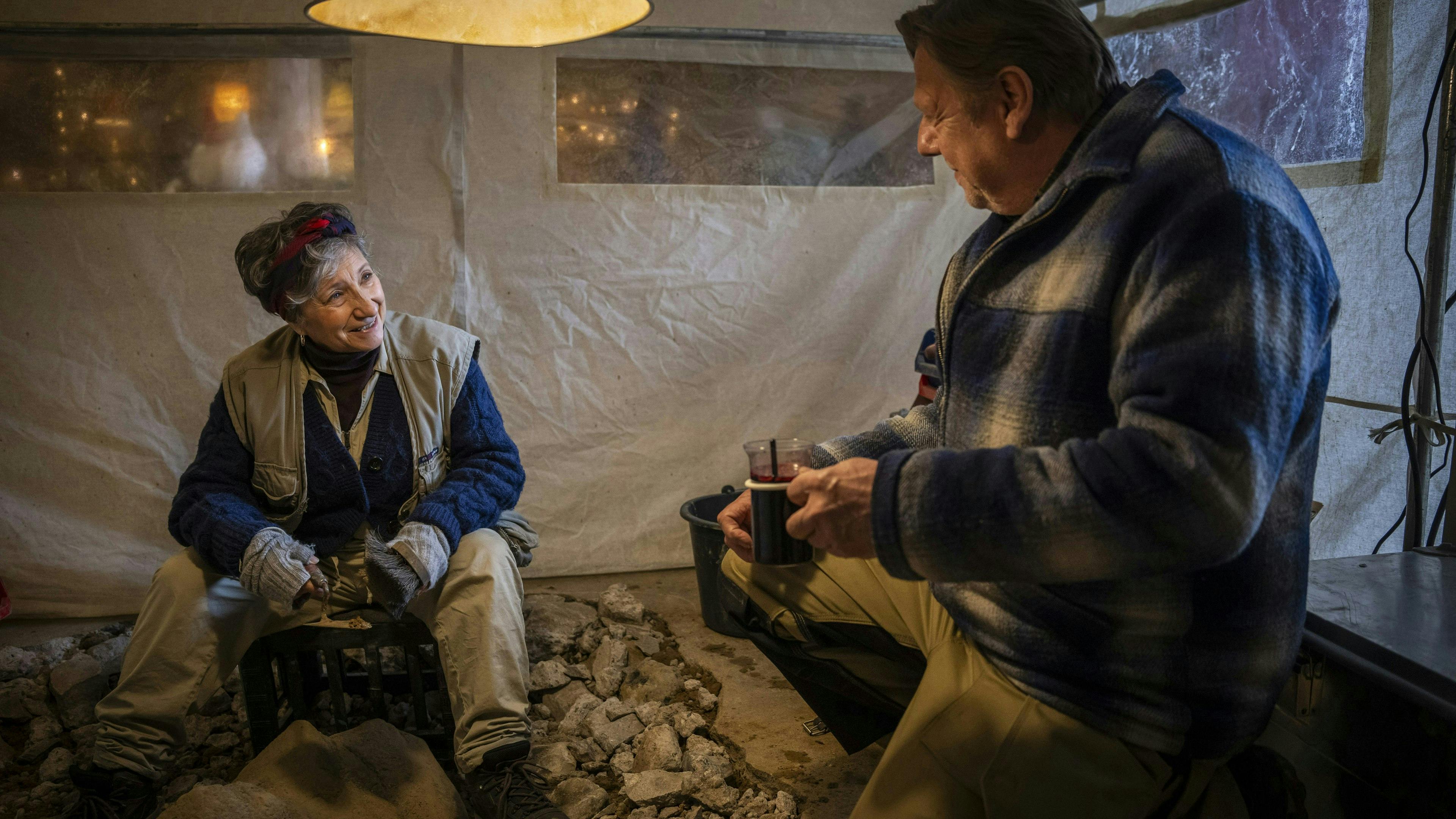 Ulver Skuli Abildgaards karakter, Jens, får et godt øje til Ina-Miriam Rosenbaums karakter, arkæologen Berit, i ”Valdes Jul - Vintermiraklet”. 