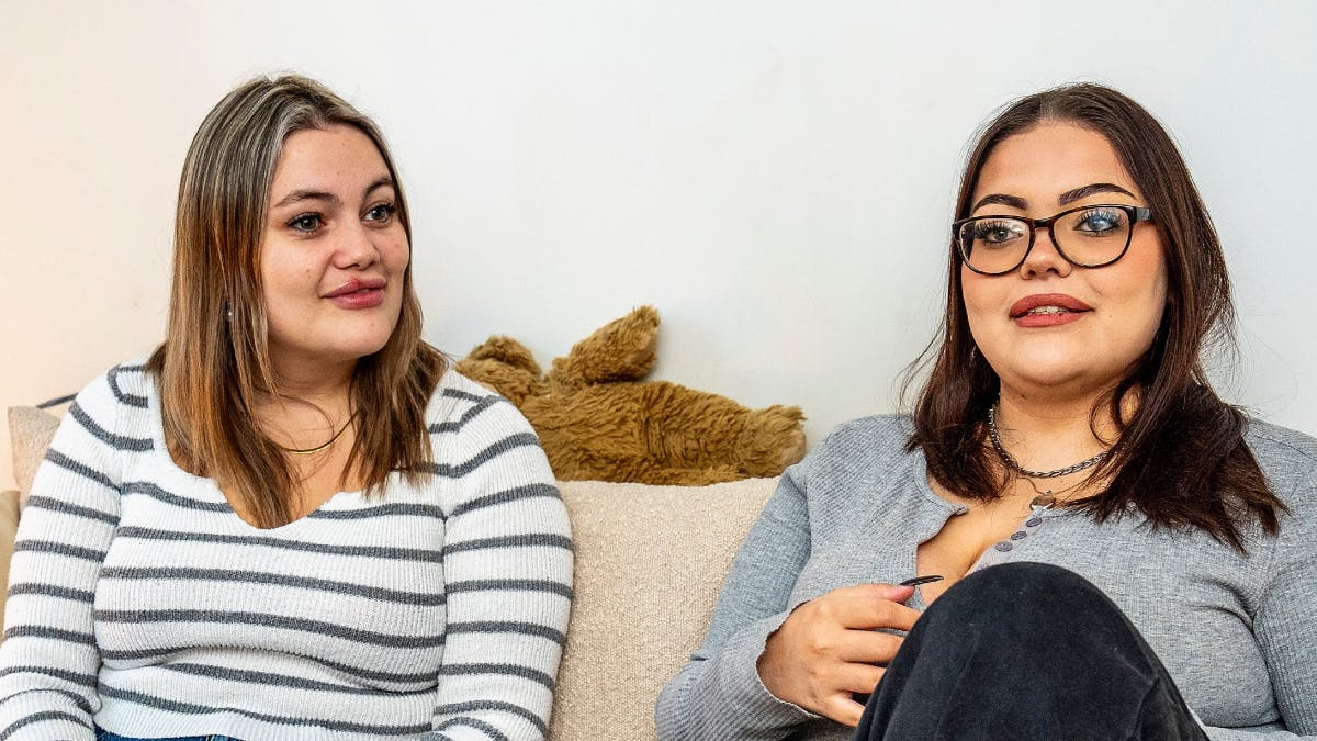 Stephanie og Isabella Siguneza van-der Watt fik en god snak, da de var ude og køre sammen.