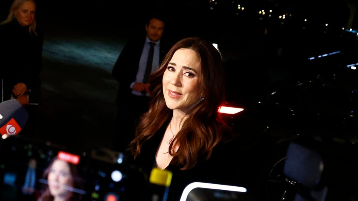 Dronning Mary stiller sig op foran den fremmødte presse og kommenterer terrorangrebet i Australien. 