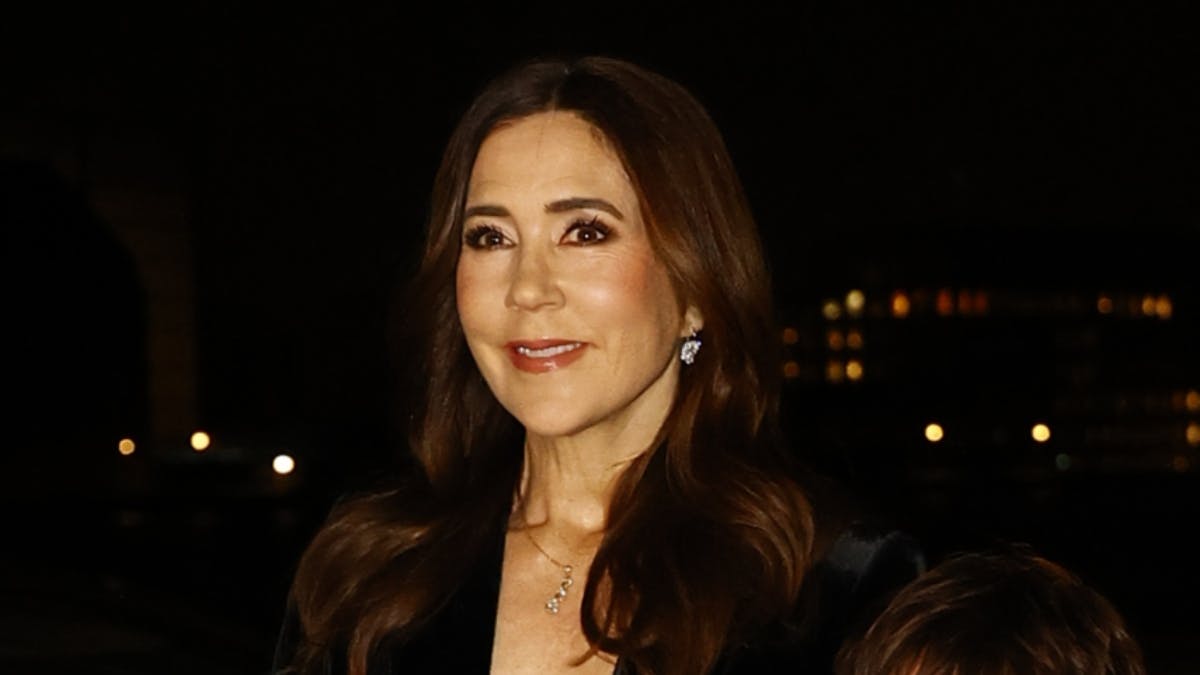 Dronning Mary ankommer til Operaen mandag aften