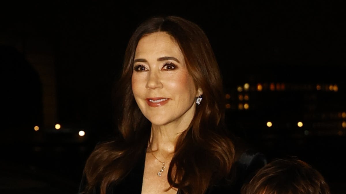 Dronning Mary ankommer til Operaen mandag aften