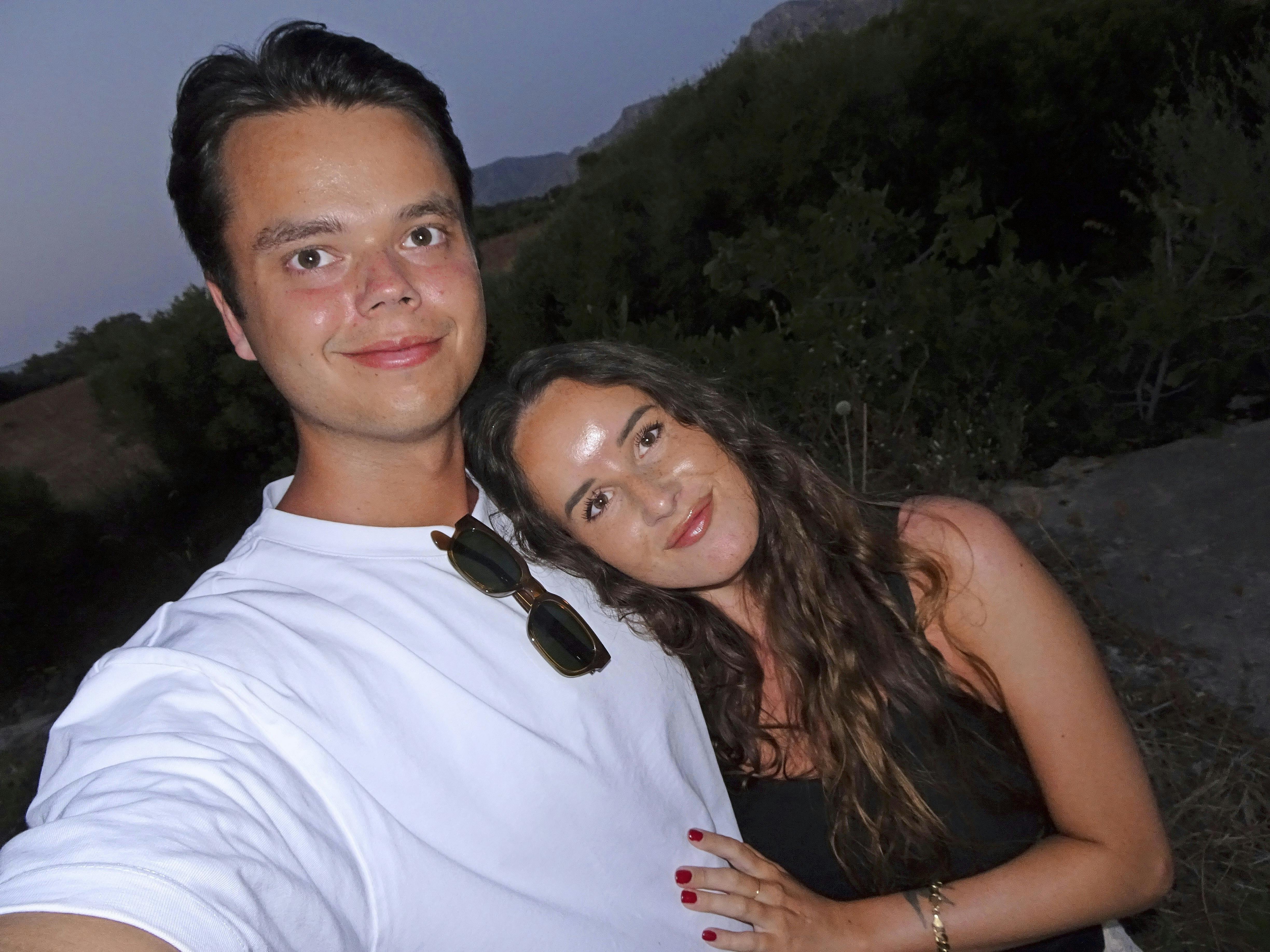 Christian Elhauge fra "Årgang 0" viser kæresten Lærke frem.