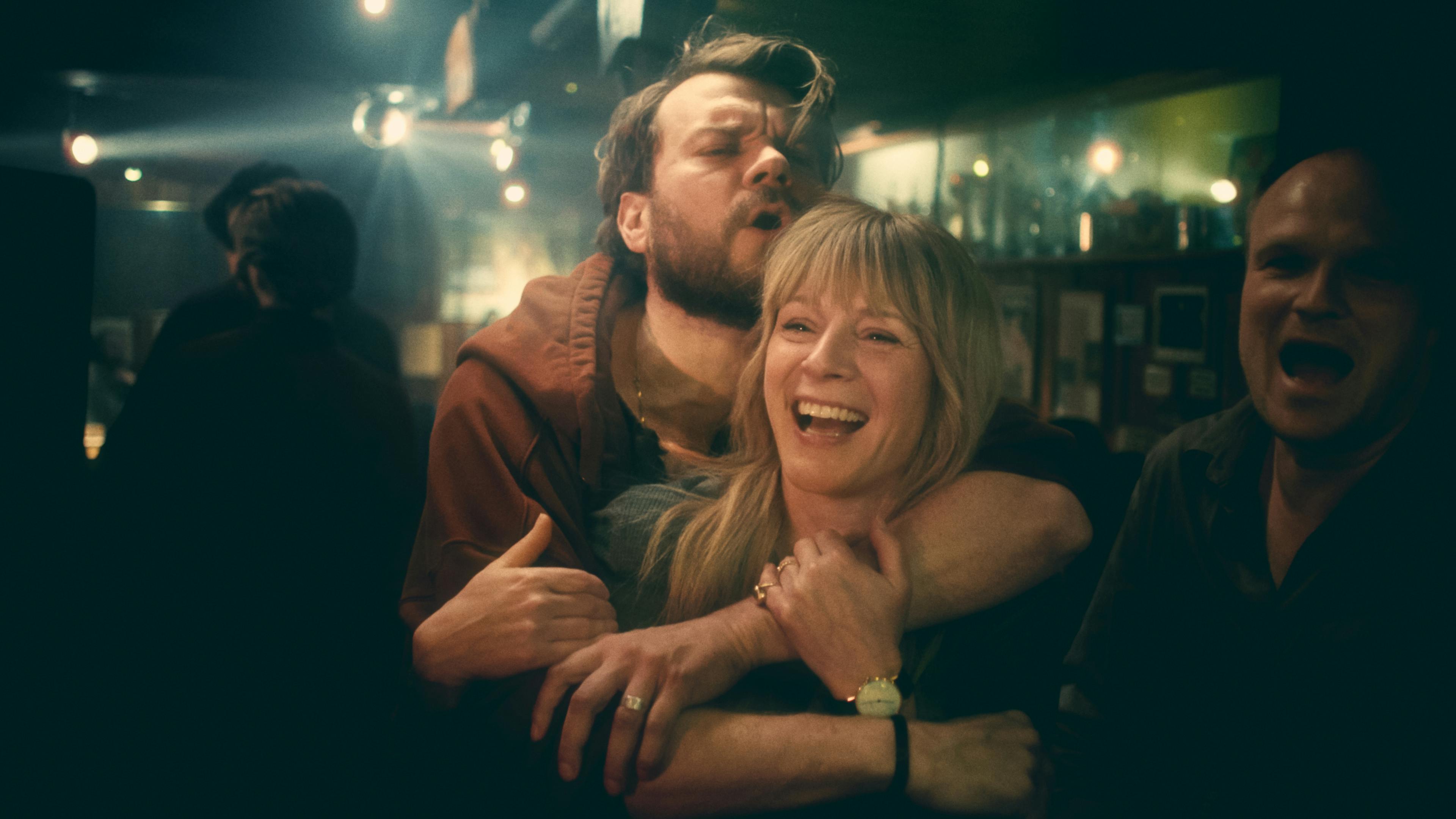 Pilou Asbæk og Iben Hjejle i "Den gode stemning".