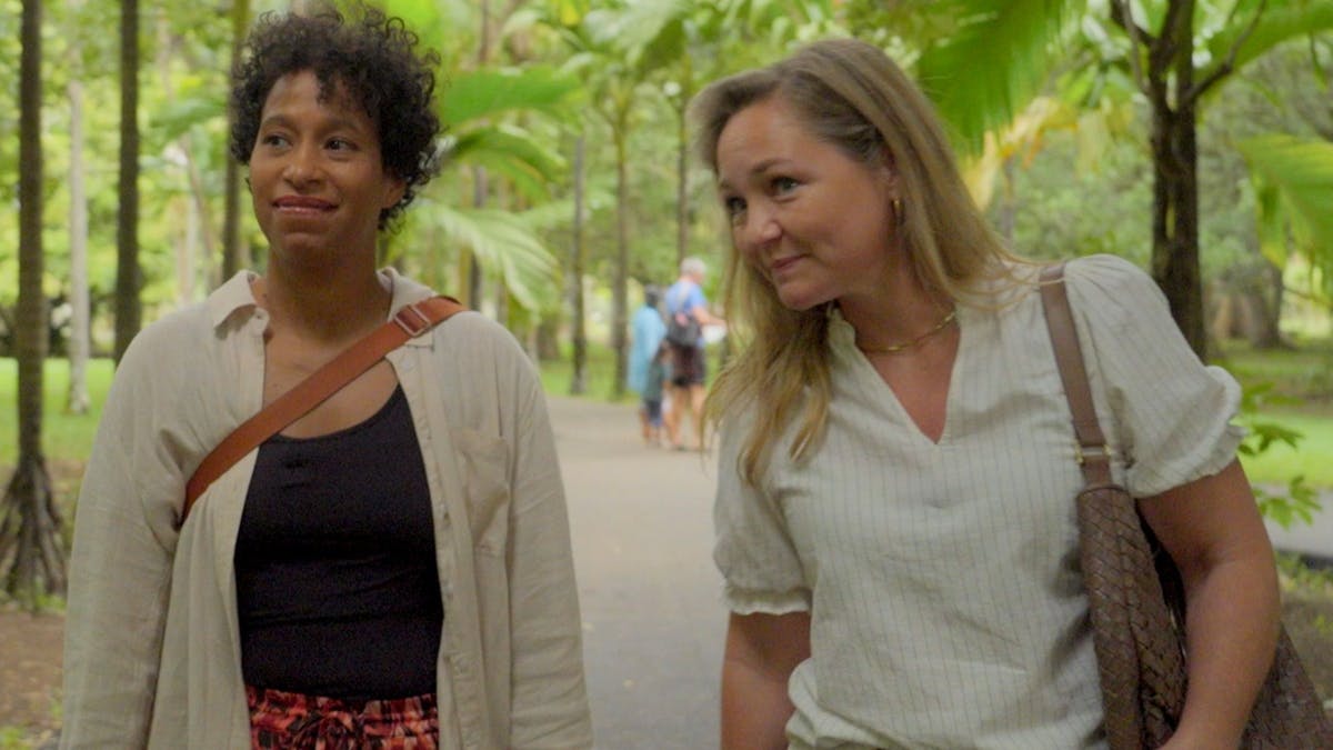 Mette Frisk sammen med Dominique, der er adopteret fra Mauritius og nu leder efter sin biologiske mor. 